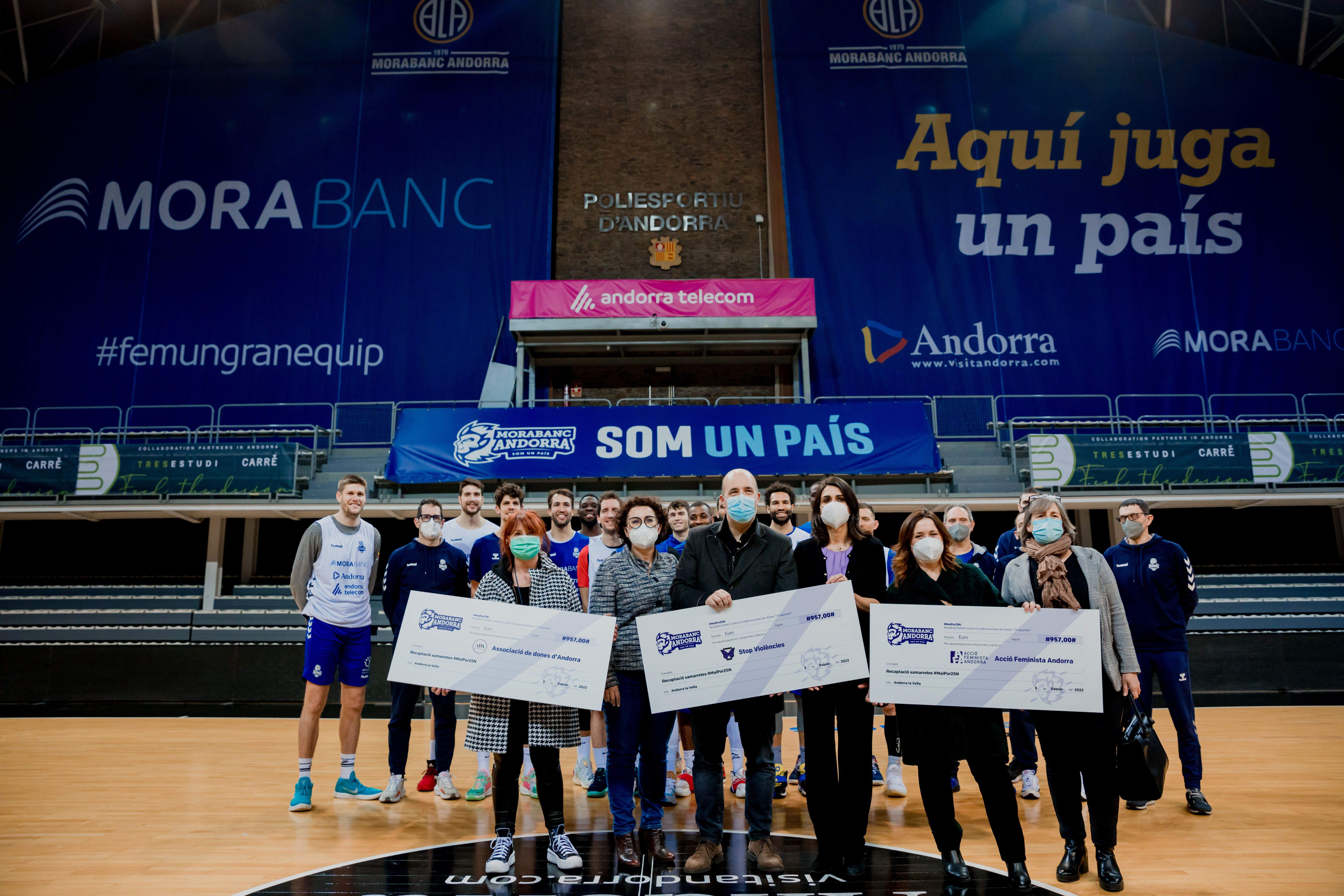 Moment de l'entrega dels xecs a les associacions feministes.