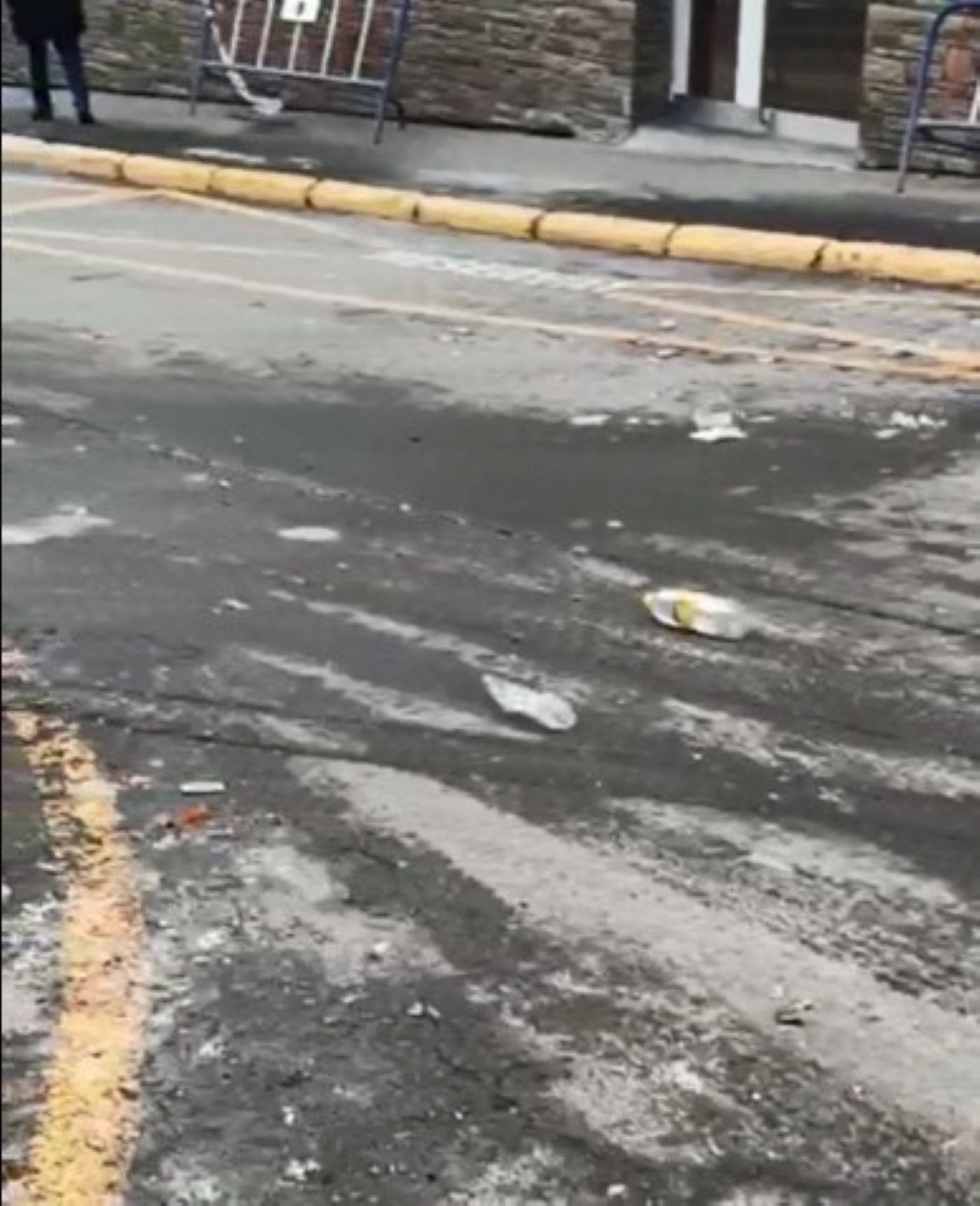 Restes d'un botellot a l'avinguda d'Encamp del Pas de la Casa.