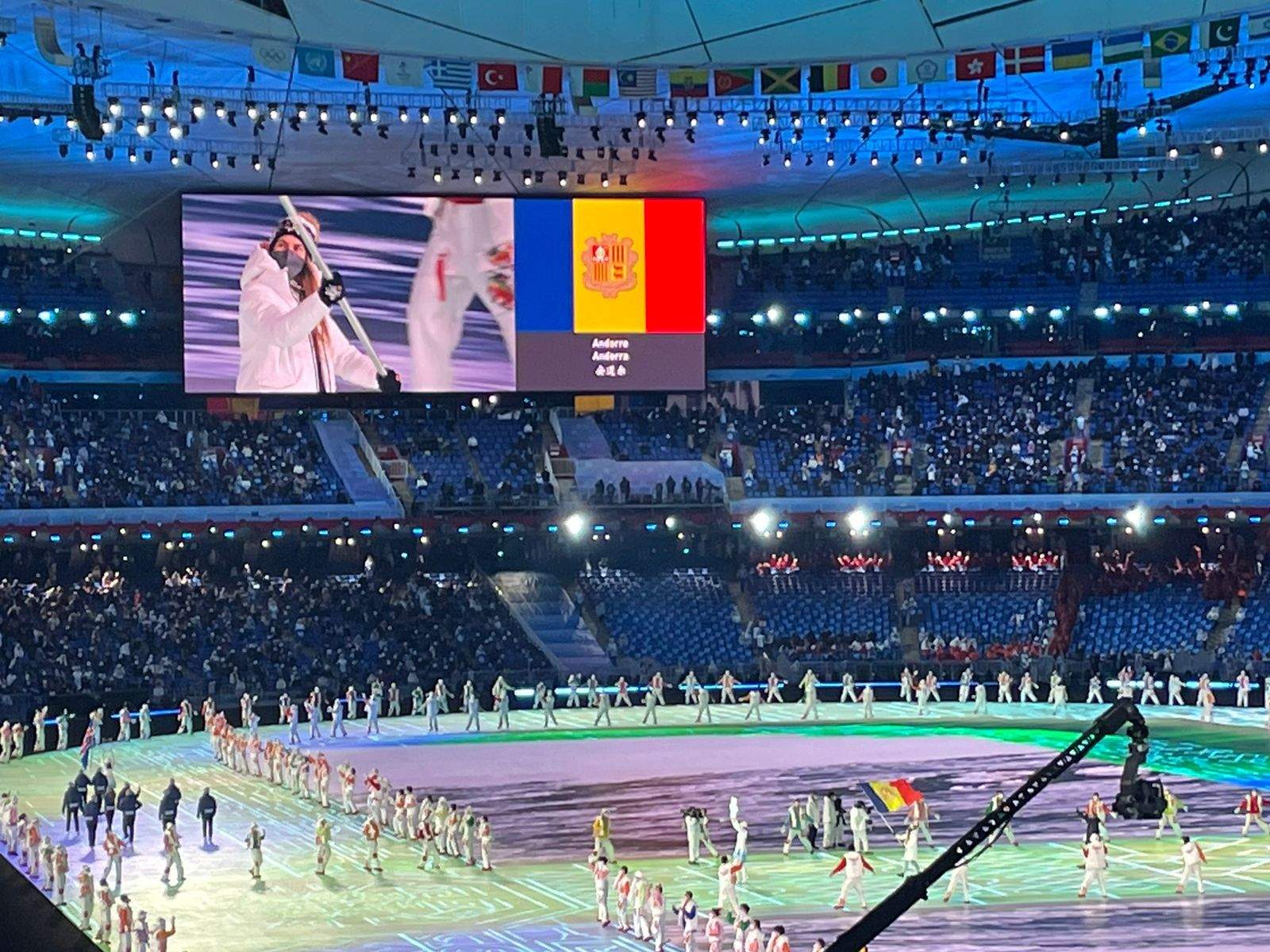 El moment en què Maeva Estevez sortia a l'estadi amb la bandera d'Andorra.