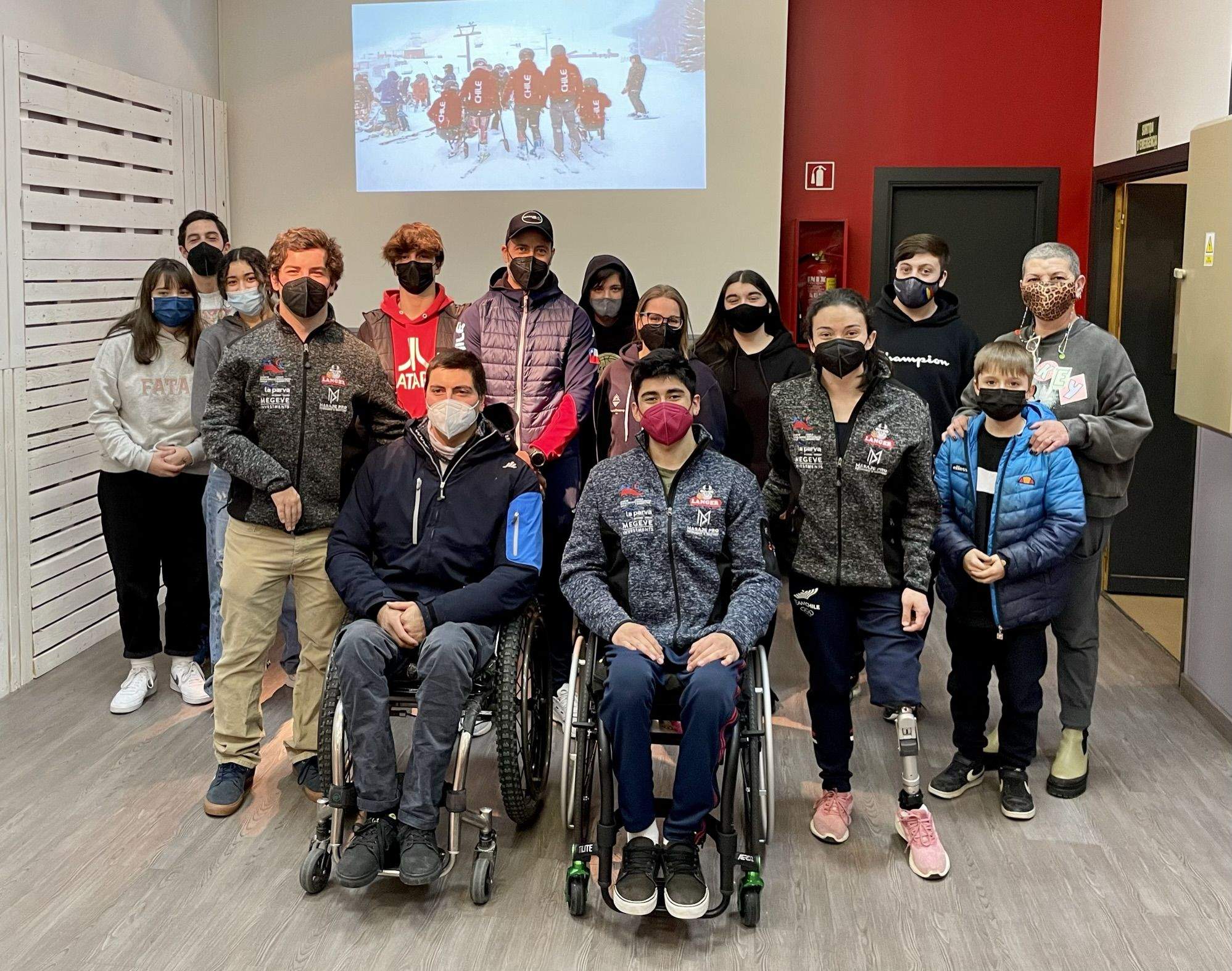 Els esportistes xilens i els joves encampadans.