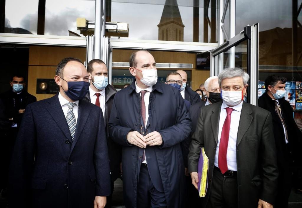 Xavier Espot amb les autoritats franceses a la trobada a Tarascon.