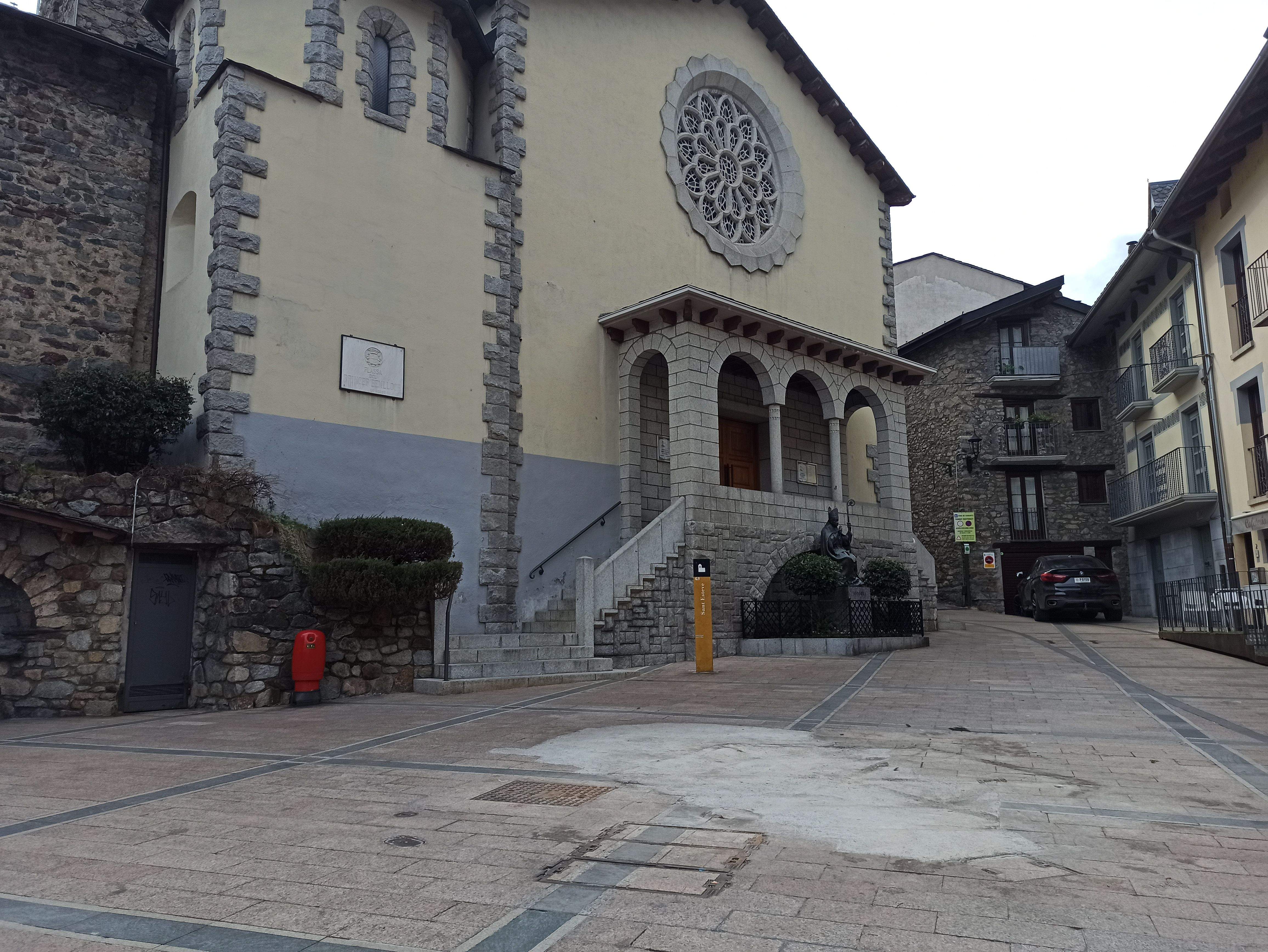 La plaça de l'església després de retirar l'arbre de Nadal.