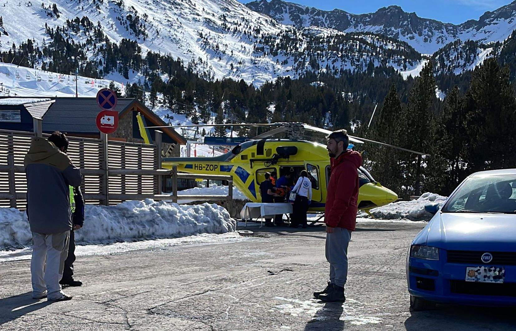 Els sanitaris carreguen el ferit a l'helicòpter.
