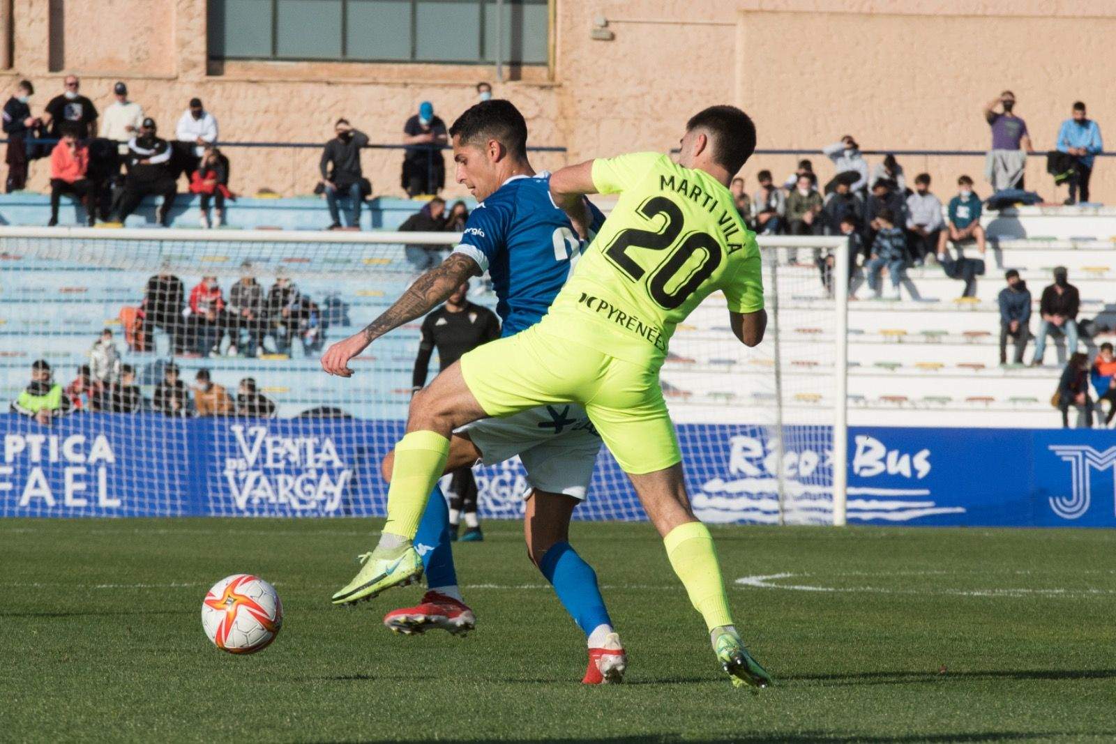 Martí Vilà intenta treure la pilota a un jugador del San Fernando.