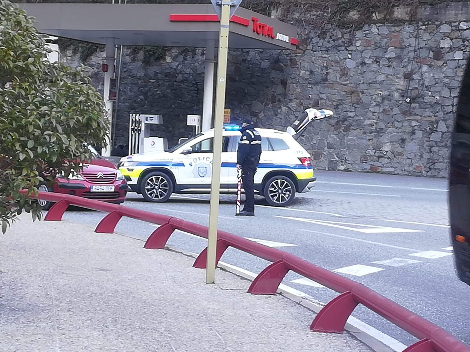 Un control de policia a la rotonda d'Aixovall.