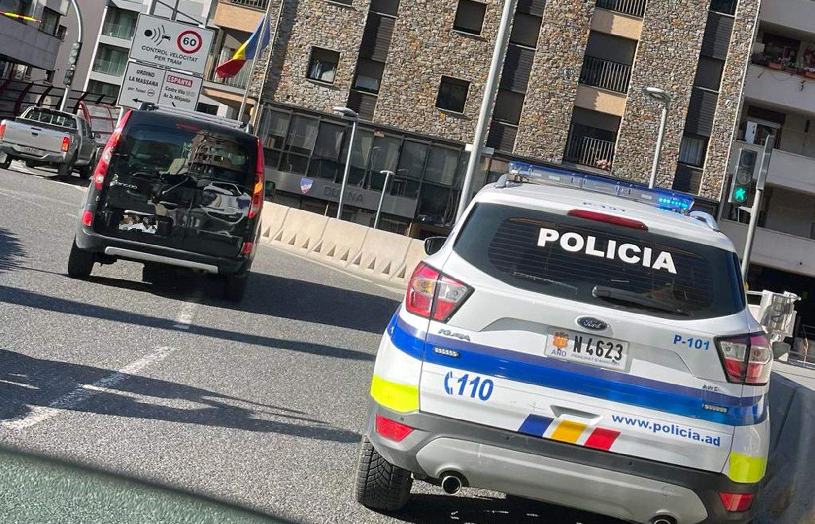 Control policial a la rotonda de la Dama de Gel.