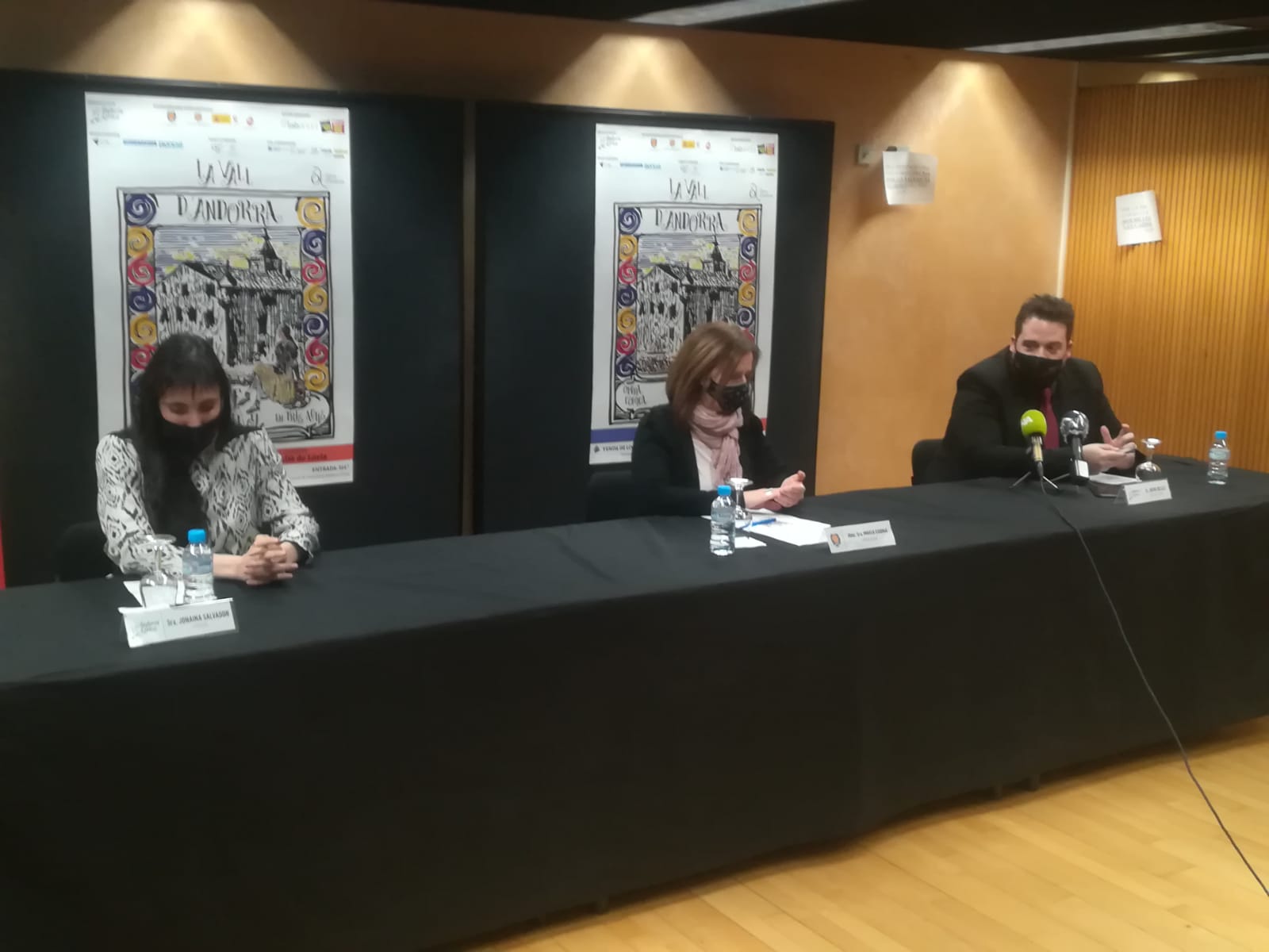 Jonaina Salvador, Mireia Codina i Jofre Belles durant la presentació de 'La Val d'Andorre' Jonaina Salvador, Mireia Codina i Jofre Belles durant la presentació de 'La Val d'Andorre'