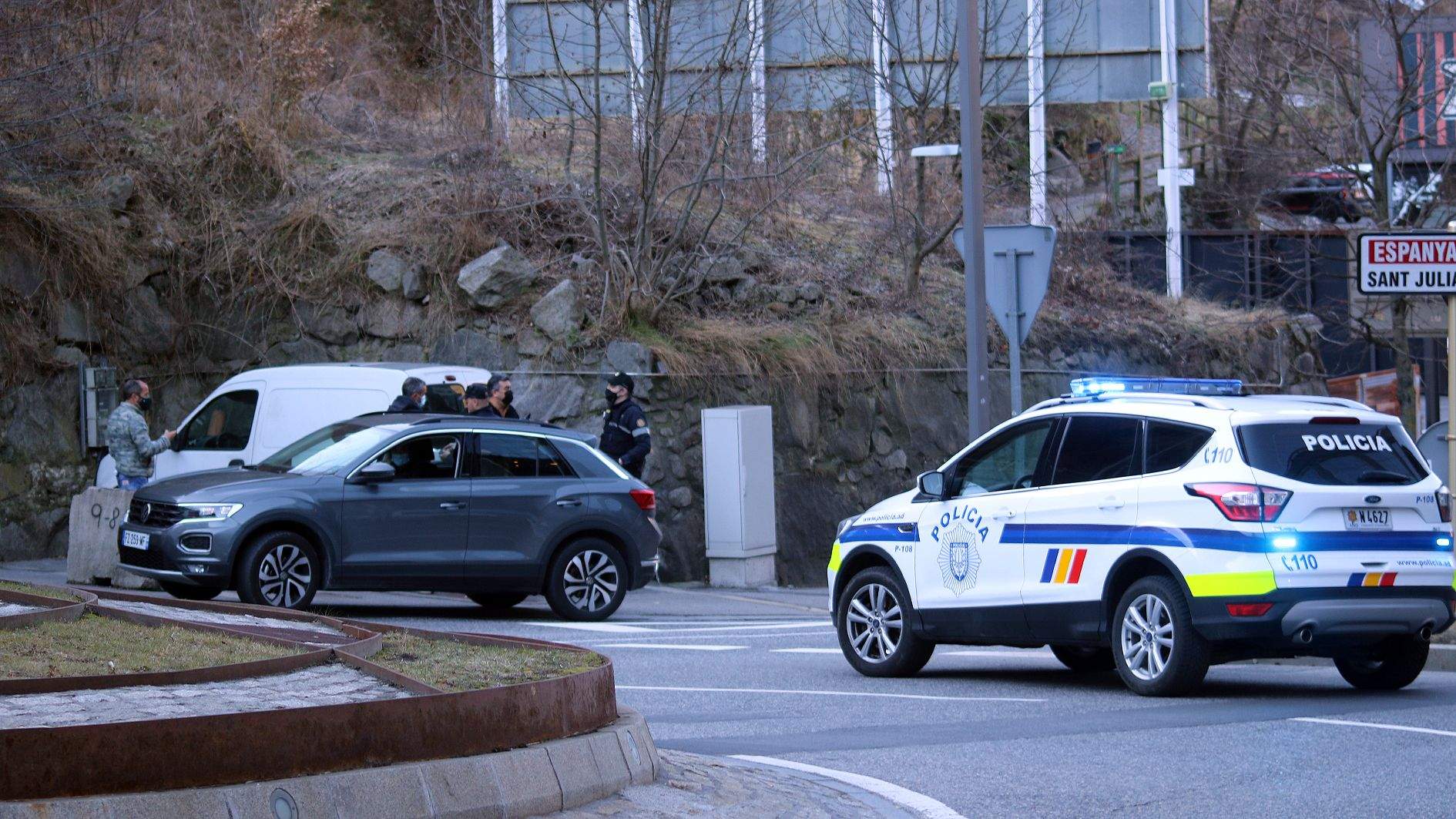 El vehicle policial i el cotxe controlat a la rotonda del KM0.