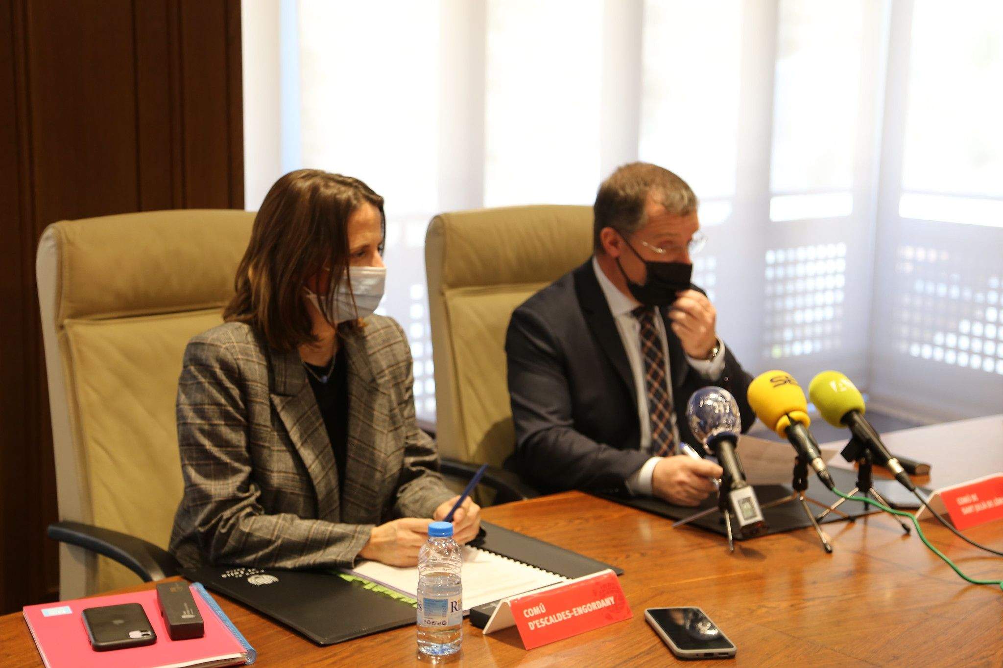 Gili i Majoral durant la roda de premsa posterior a la reunió de cònsols.