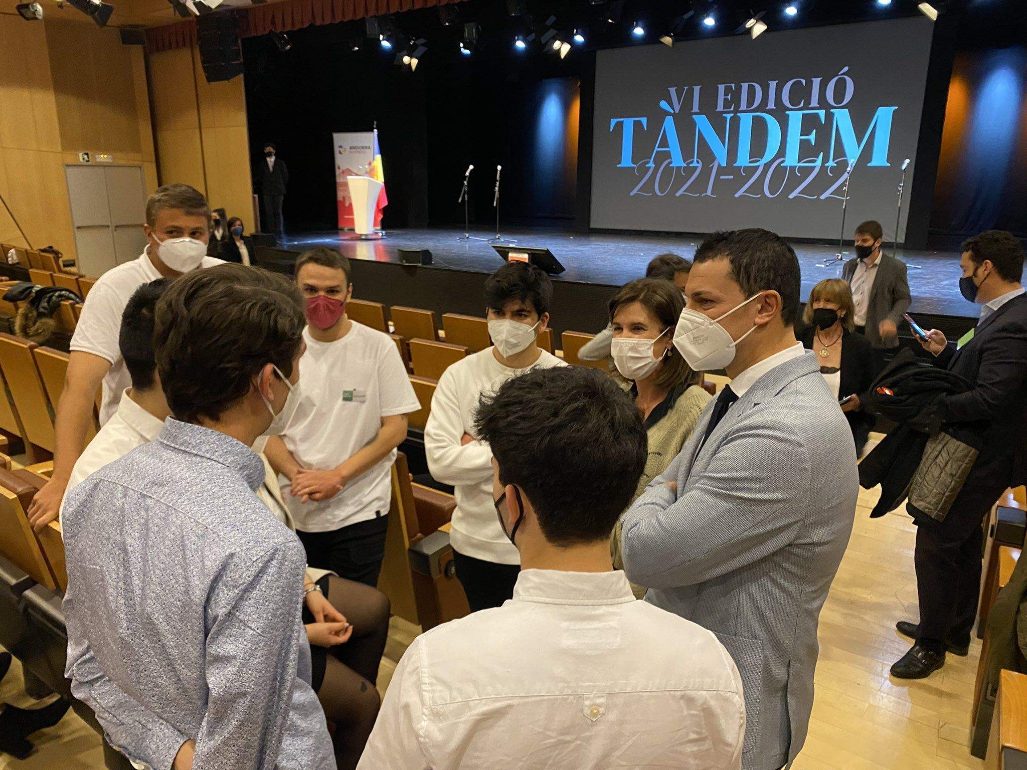 Els ministres Vilarrubla i Gallardo parlen amb alguns dels participants.