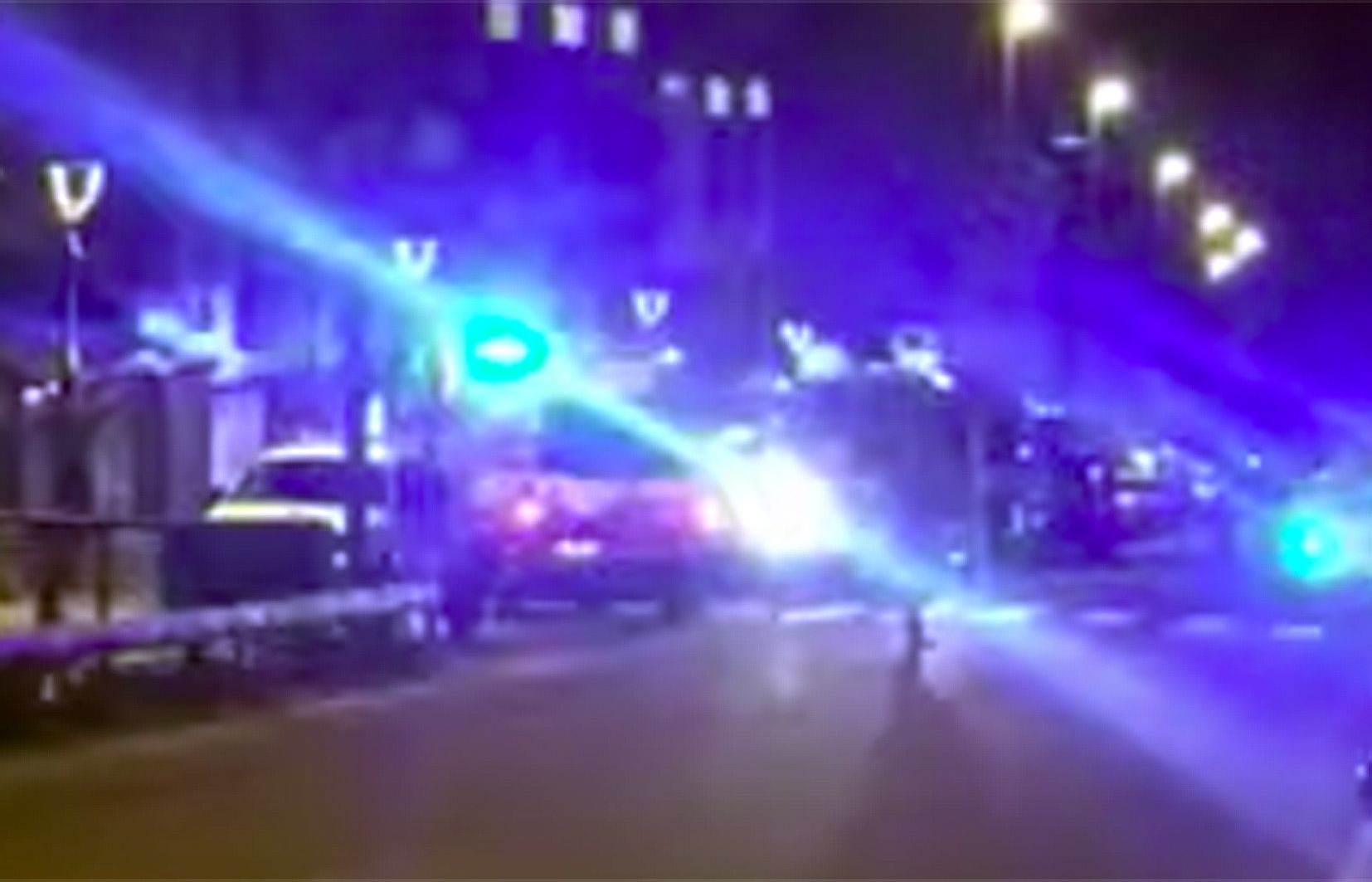 Cossos d'emergència i seguretat a l'exterior de l'edifici n van passar els fets.