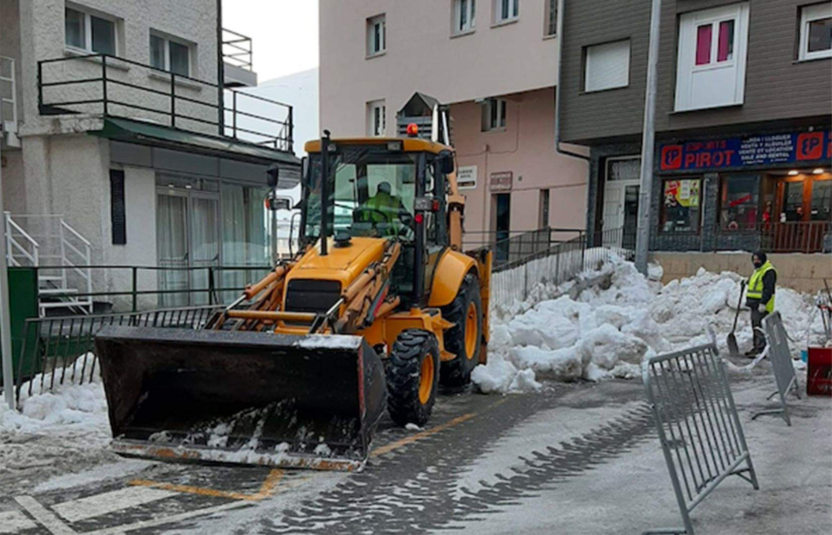 Una màquina treballant al Pas en la retirada de la neu acumulada.