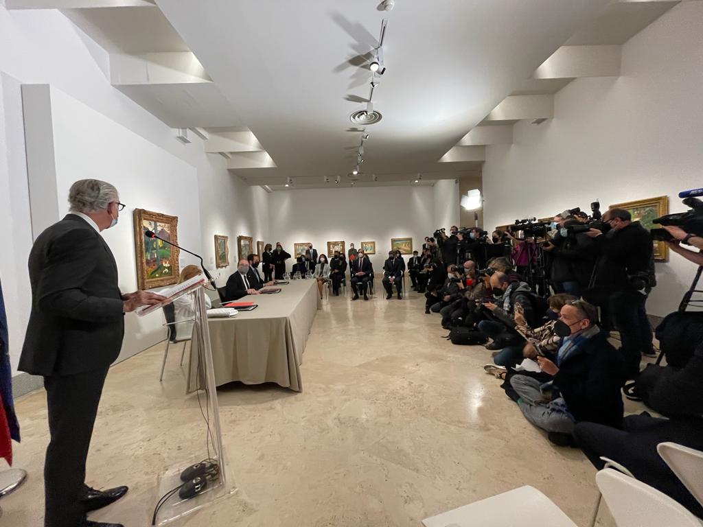 Un instant de l'acte de signatura del contracte.