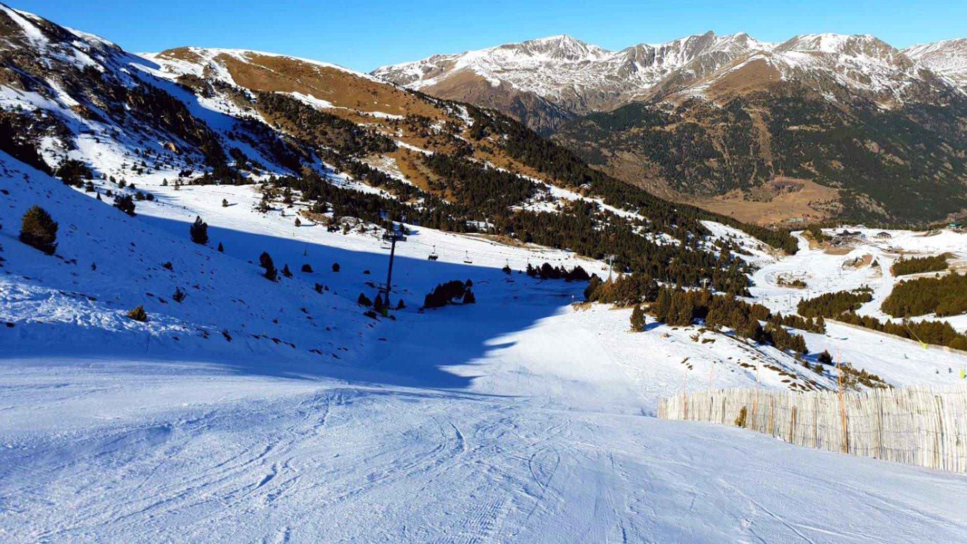 El malaurat esquiador s'ha encastat contra un paravent (similar al de la dreta) de la pista El Llop.