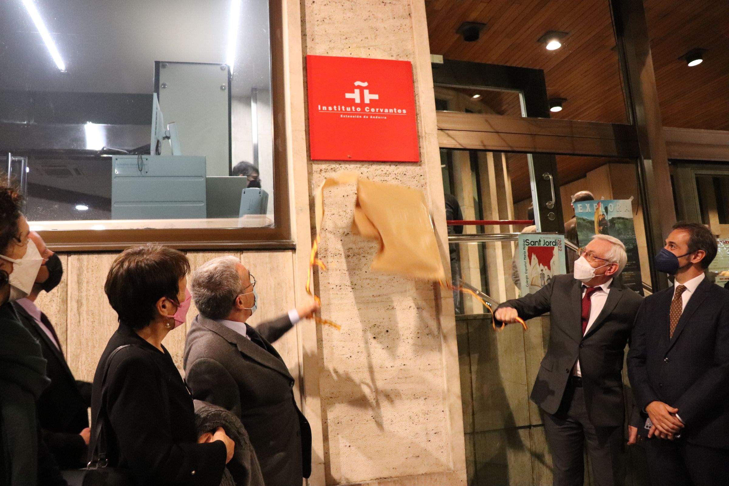 Moment en què s'ha destapat la placa de l'Instituto Cervantes.