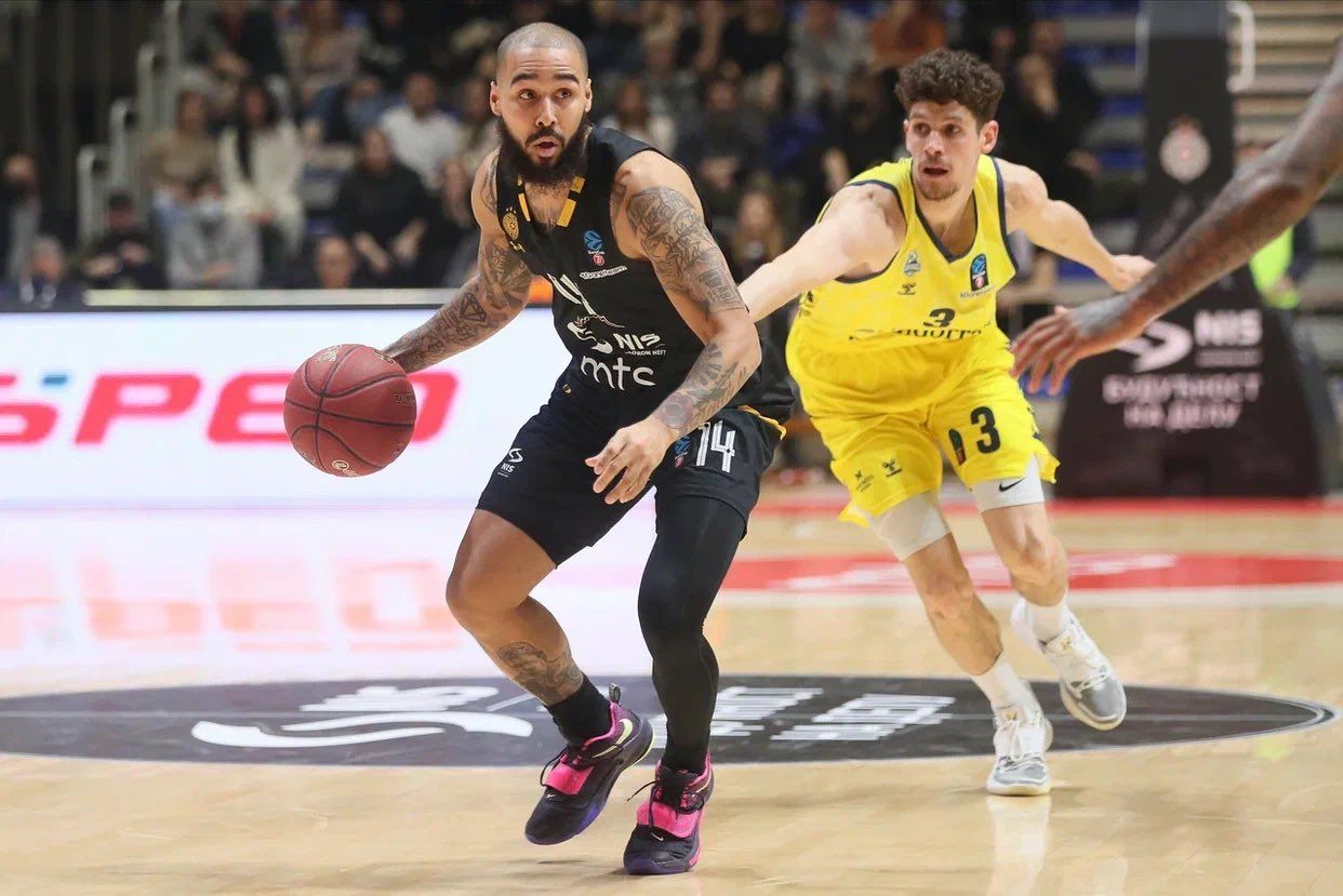 Moore supera el marcatge de Paulí en el partit d'aquest dimecres a Belgrad.