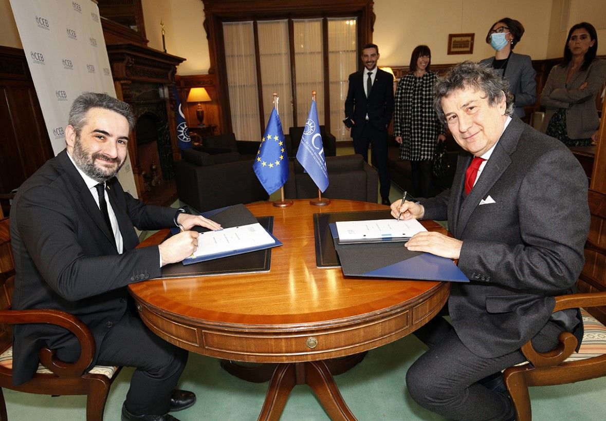 Jover i Monticelli durant la signatura.