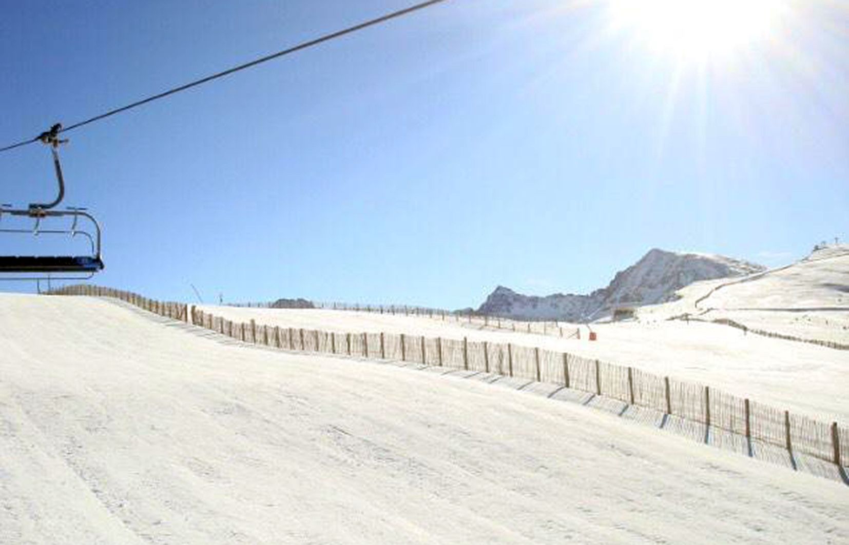 L'home va topar contra el paravent d'una pista.