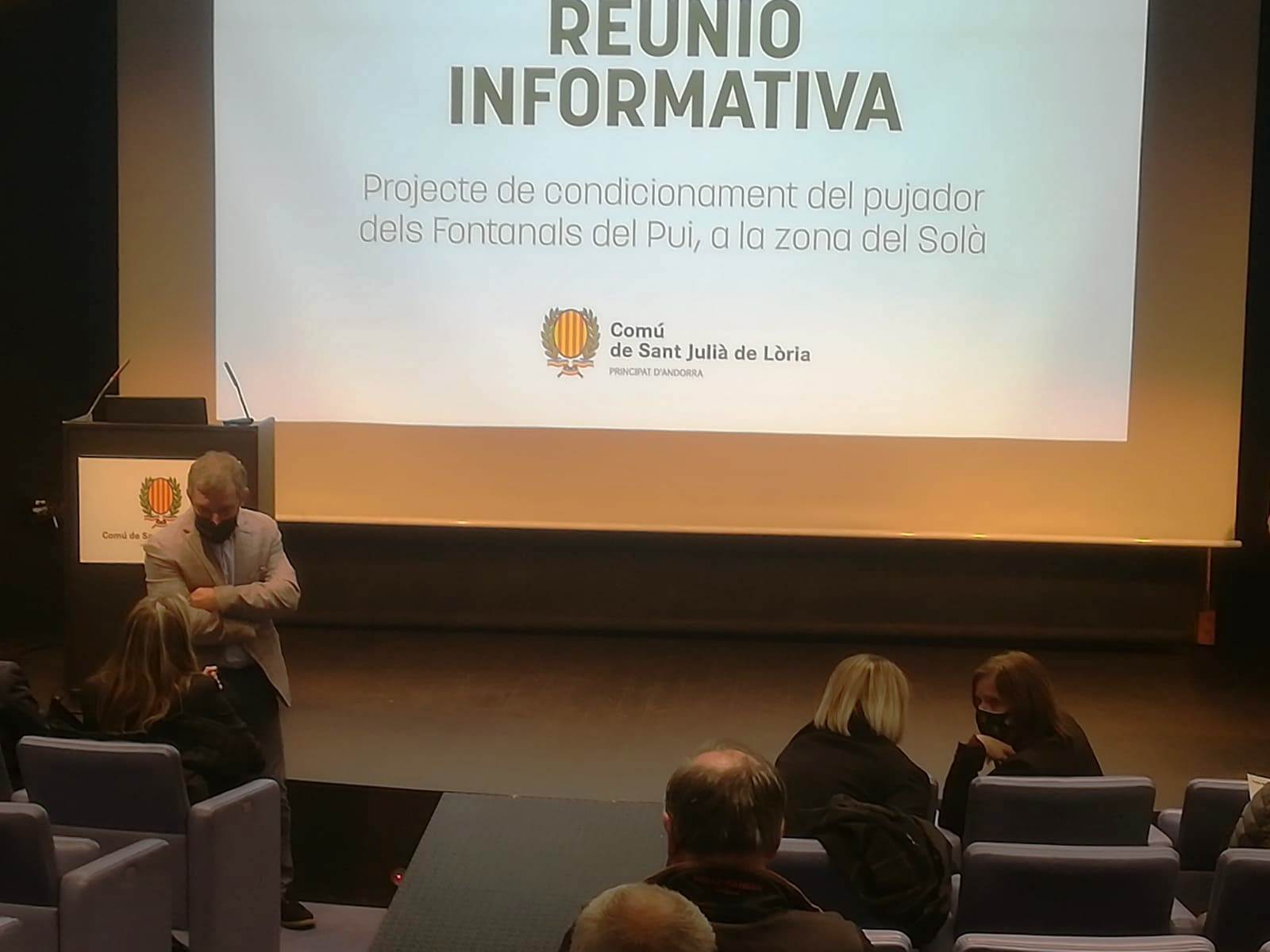 Josep Majoral conversa amb la consellera de l'oposició Maria Àngels Aché abans de l'inici de la reunió.