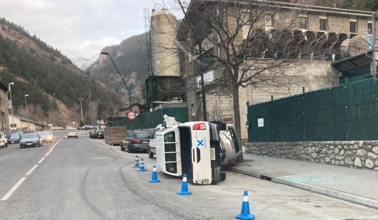 Els dos vehicles bolcats.