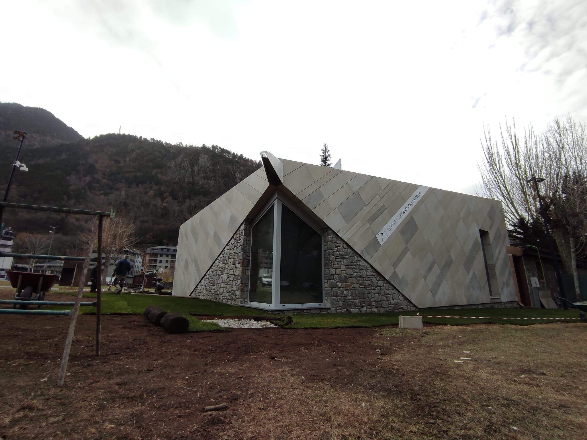 Col·locant els panots de gespa a l'exterior del centre.