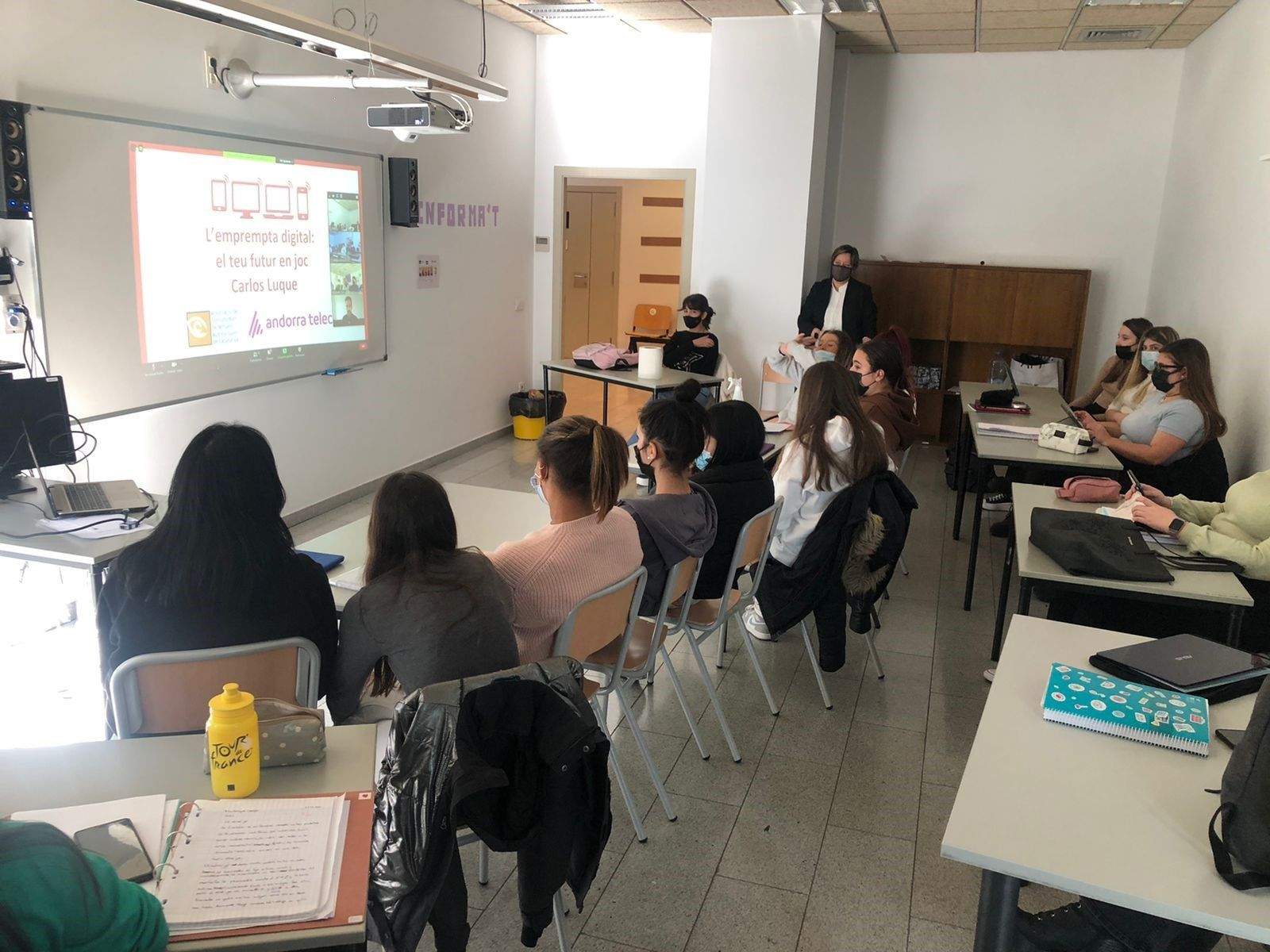 Estudiants seguint una de les activitats