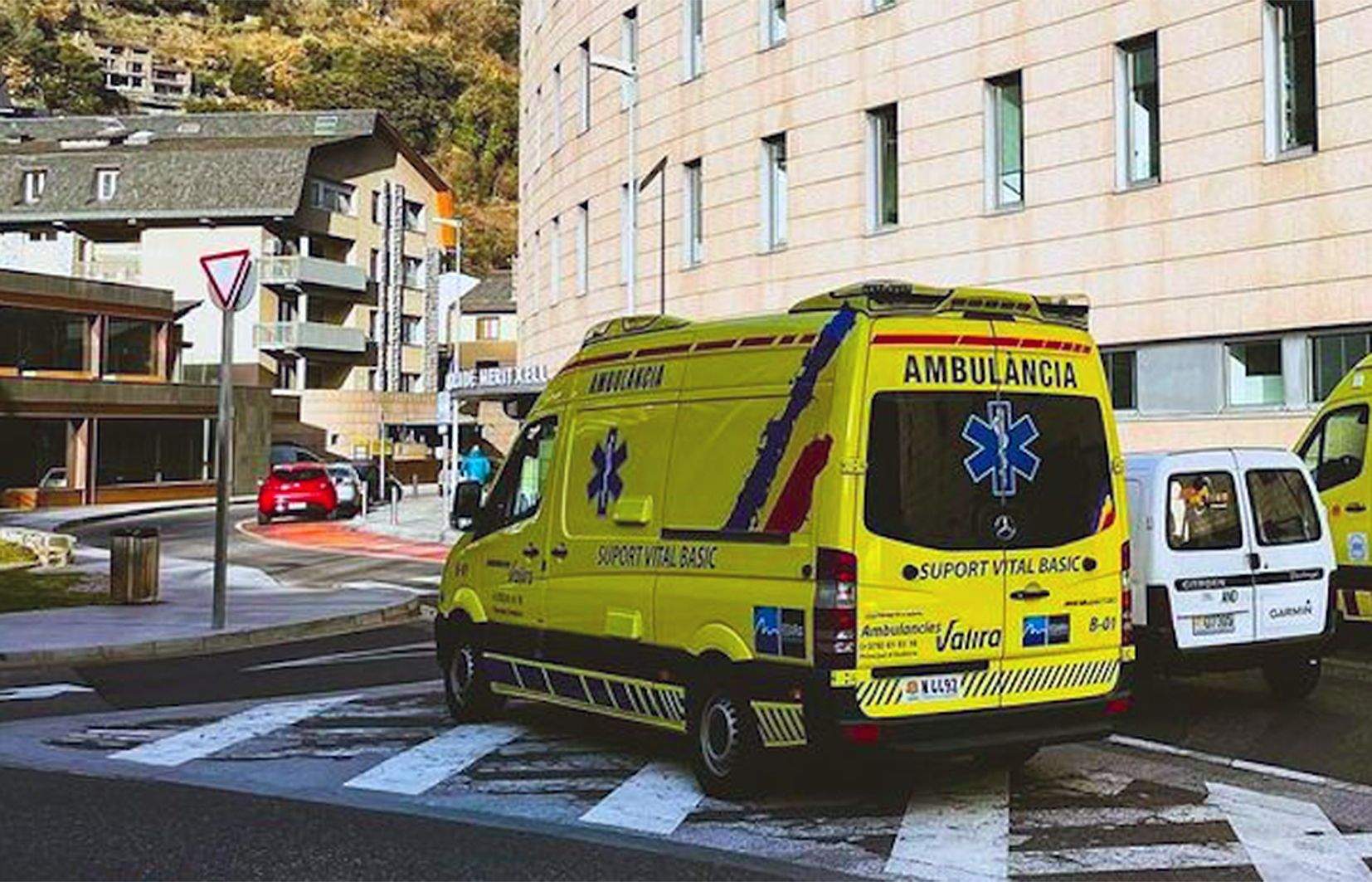 Un vehicle d'Ambulàncies Valira en les immediacions de l'hospital.