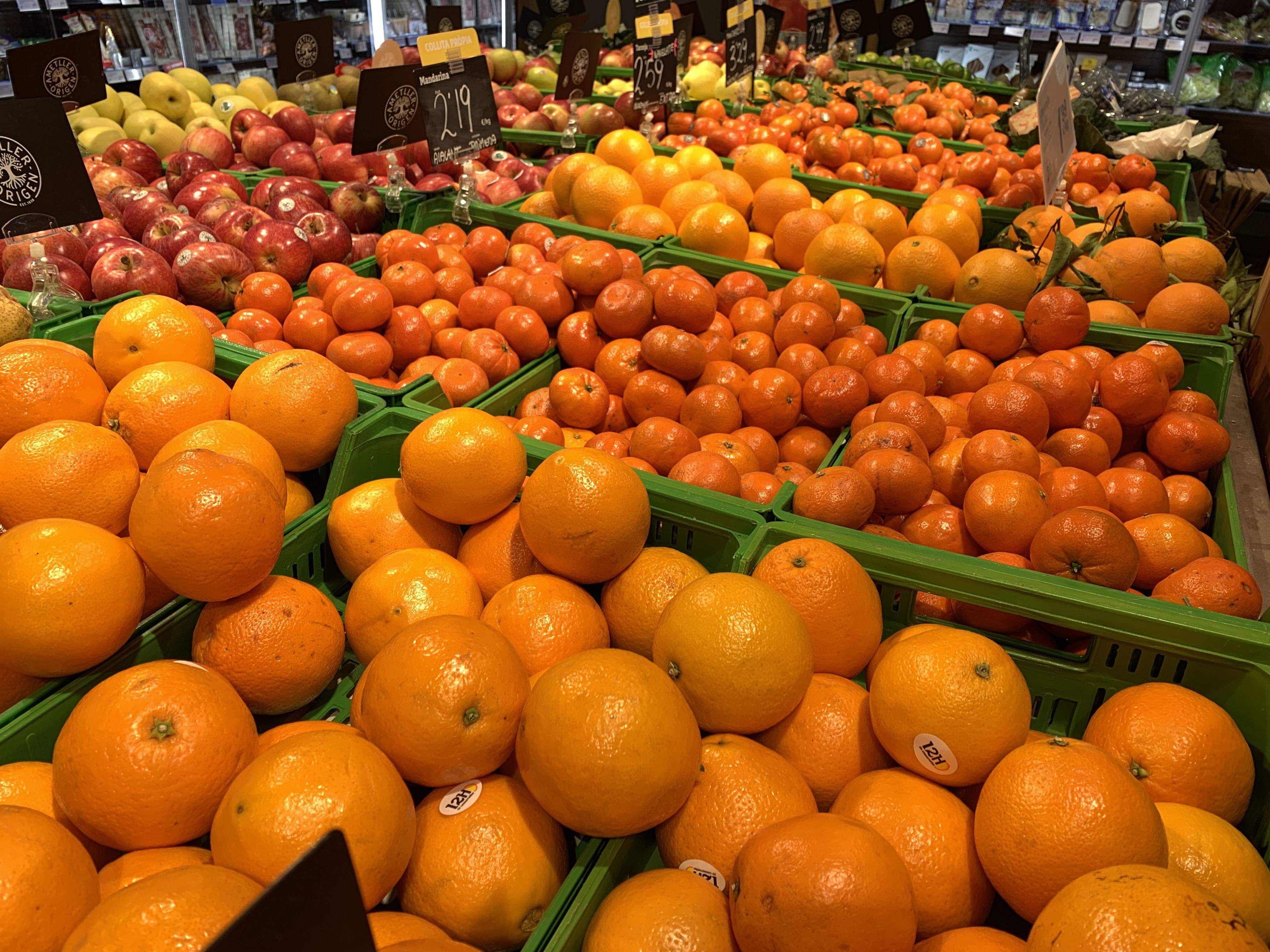 La fruita va contenir els preus durant l'agost.