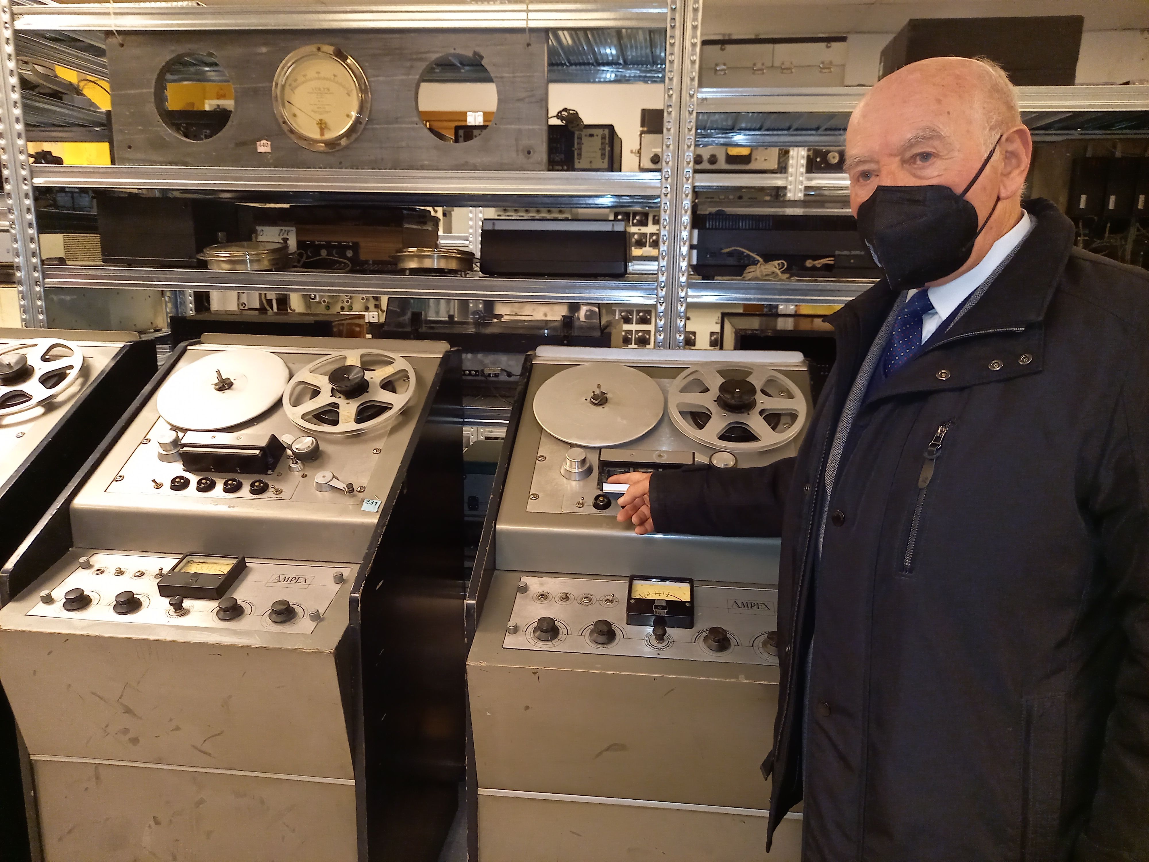 Pifarré ensenya com funcionava un magnetòfon.