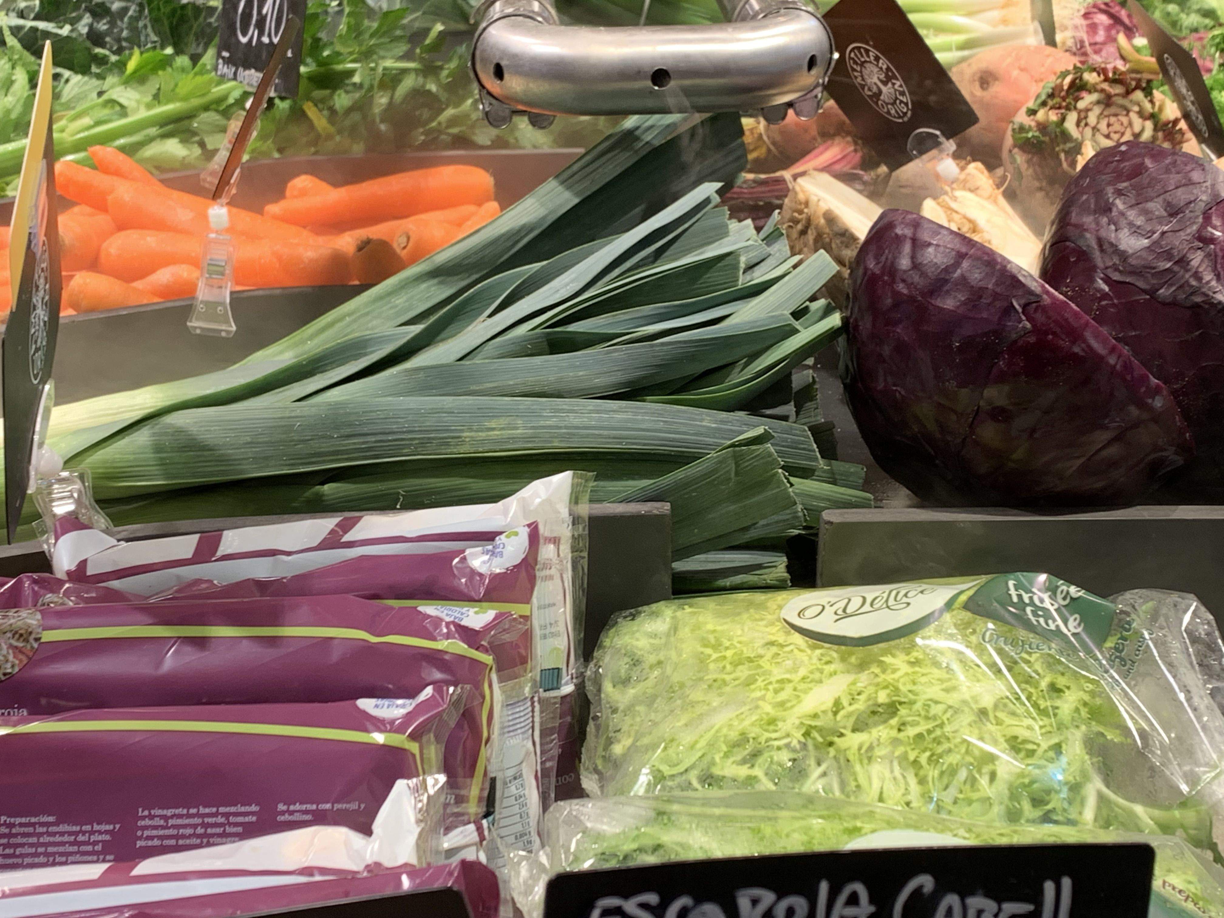 Verdures en una botiga.