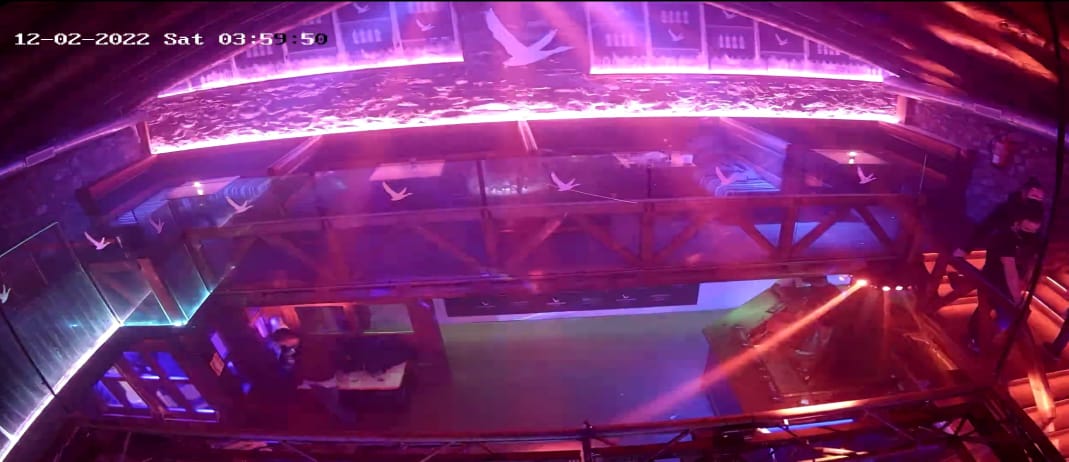 Imatge de la càmara d'una discoteca a les tres de la matinada, quan normalment hi hauria molts clients.