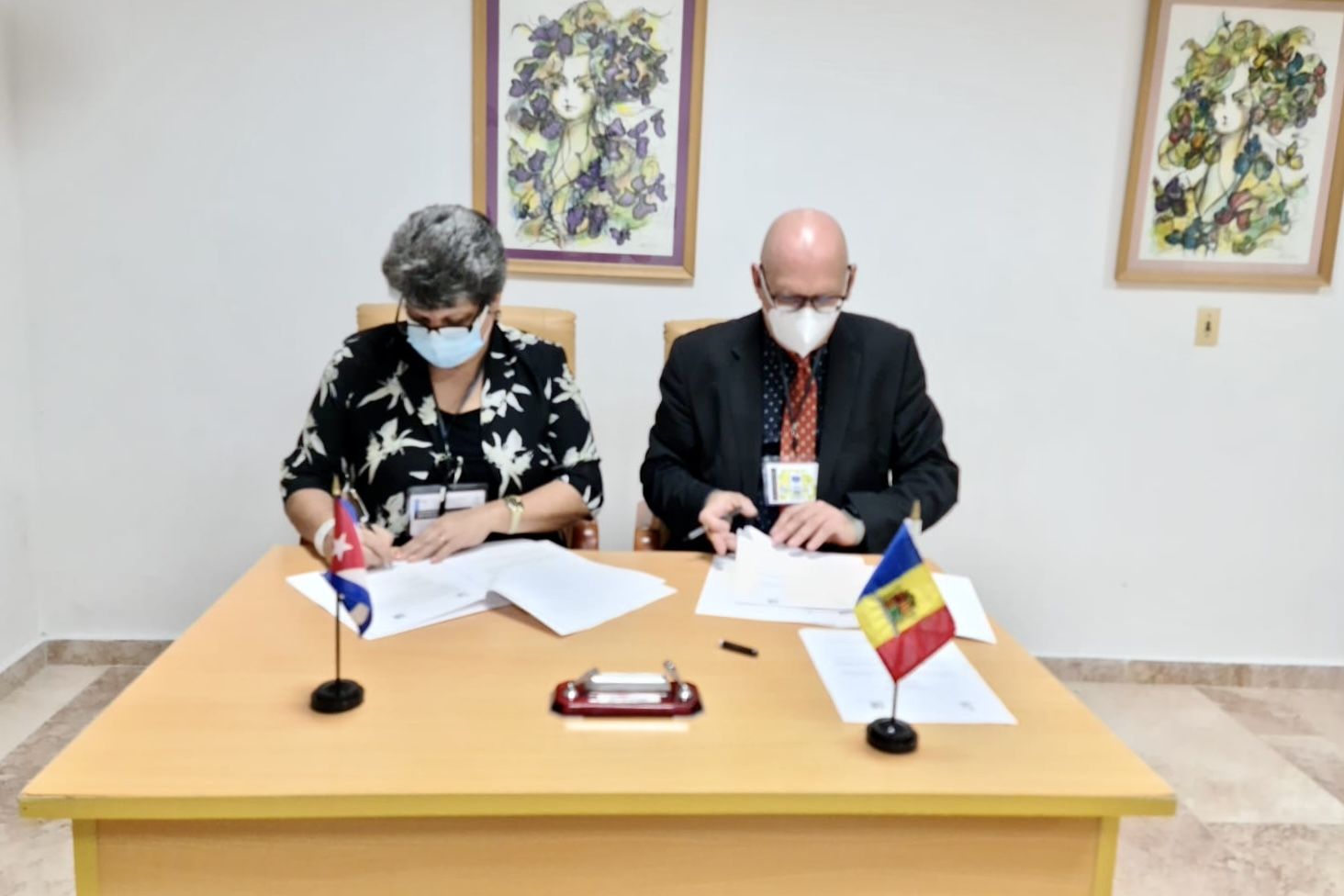 Signatura del conveni amb la Universitat de Las Tunas.