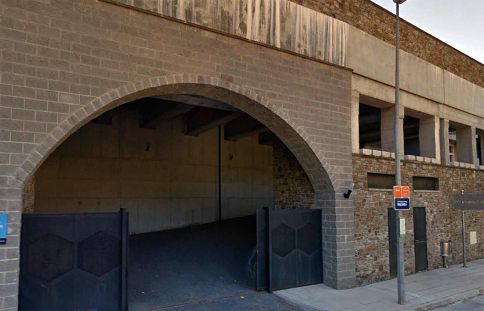 El crematori està ubicat al cementiri de la Plana.