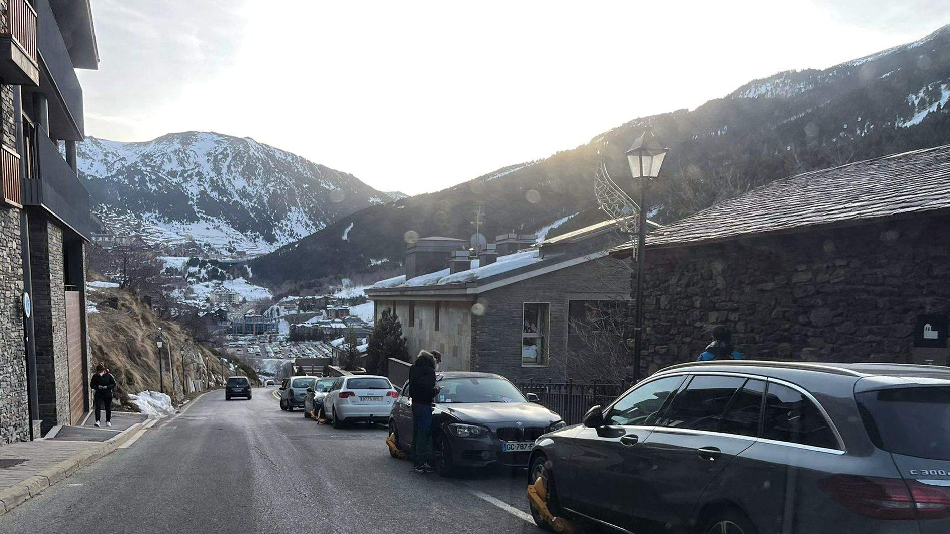 Diversos vehicles amb parany estacionats a Ransol.