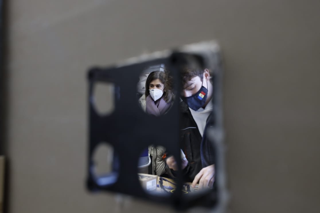 La ministra d'Educació i Ensenyament Superior, Ester Vilarrubla observa el treball d'un alumne.