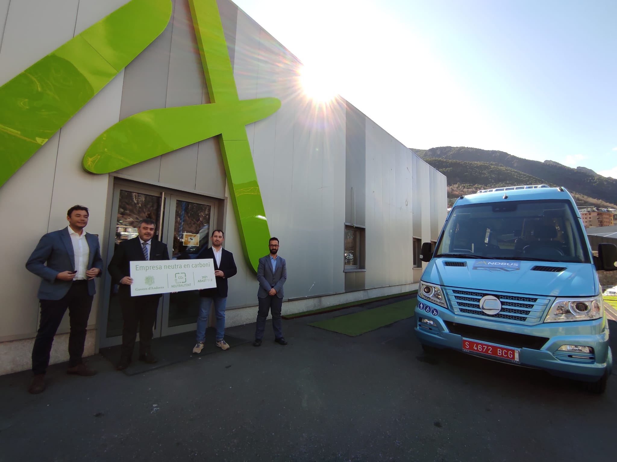 Lliurament del certificat a la seu central d'Andbus.