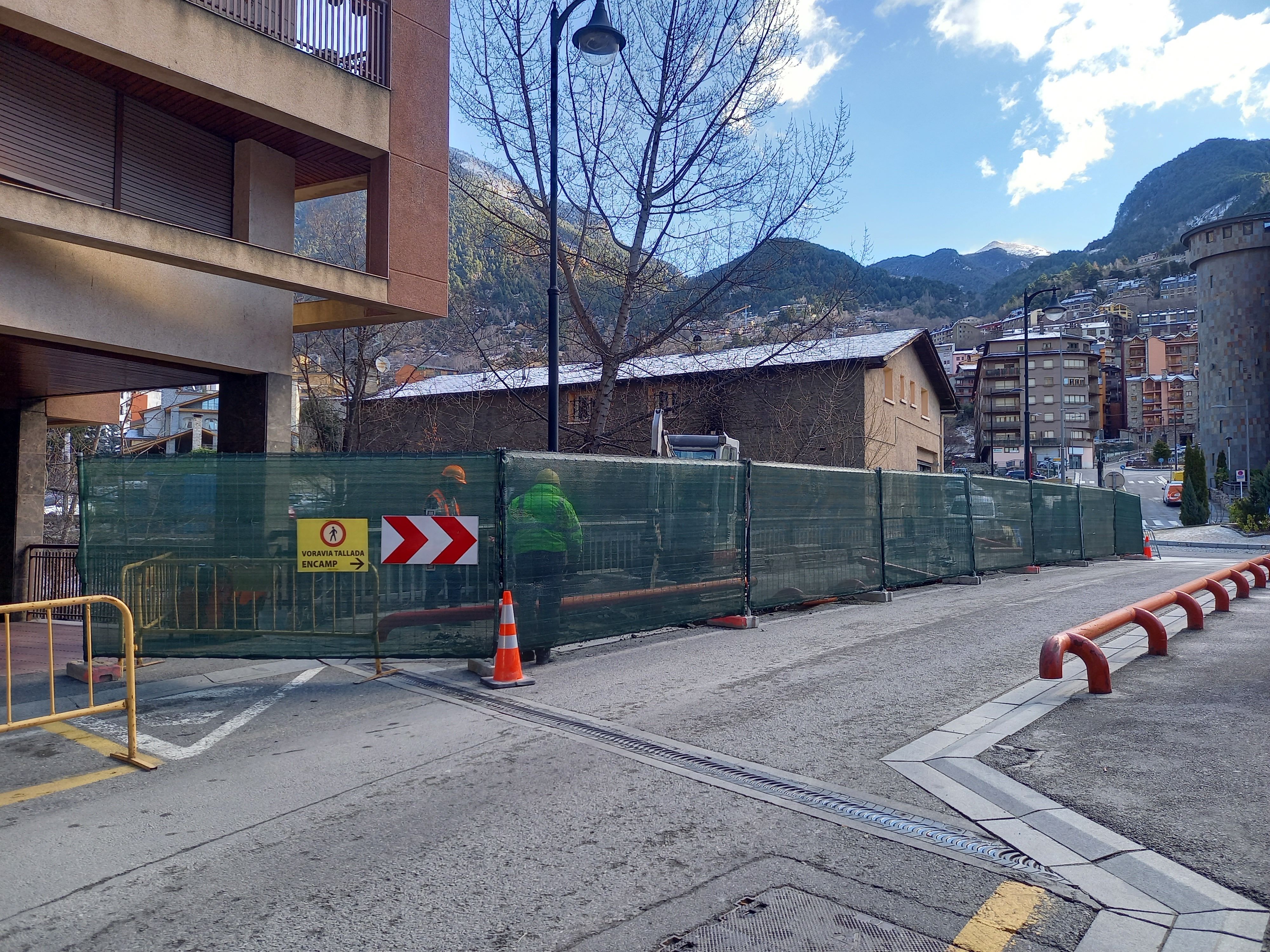 Les obres al pont sobre el Valira d'Orient a final de Príncep Benlloch.