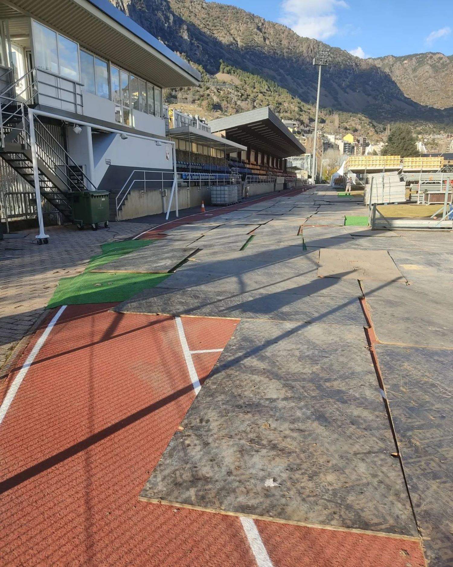 Les pistes d'atletisme estan inutilitzades.