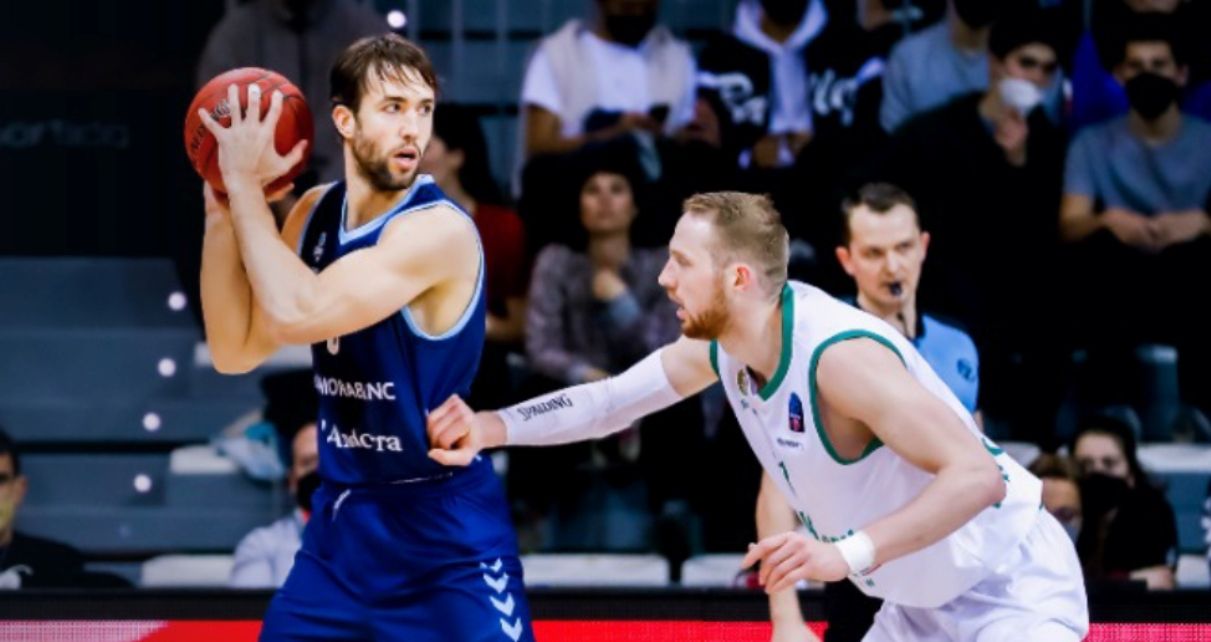 Llovet marcat per Dziema durant el partit d'aquest dimarts.