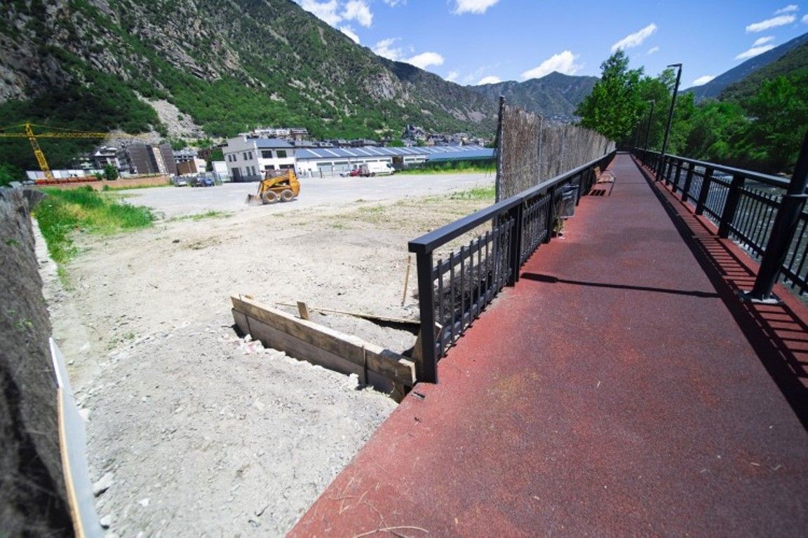 El terreny on s'ubicarà l'aparcament.