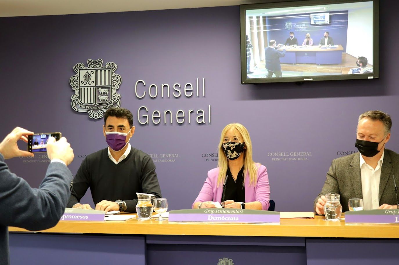 Un periodista fa una foto durant la roda de premsa d'aquest matí.