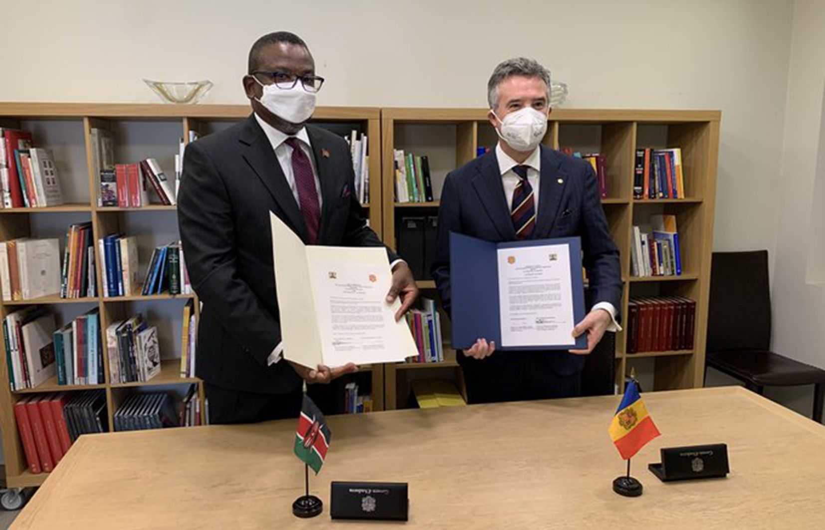 Opembe i Mateu després de la signatura.