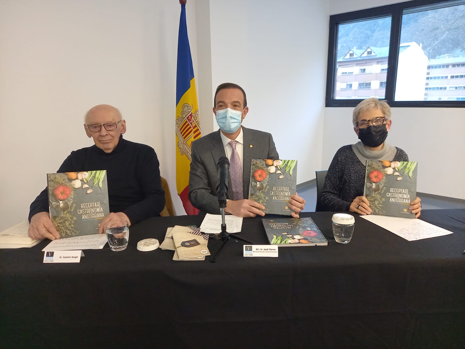 Torres amb els responsables de llibre, Casimir Arajol i Dolors Pal.