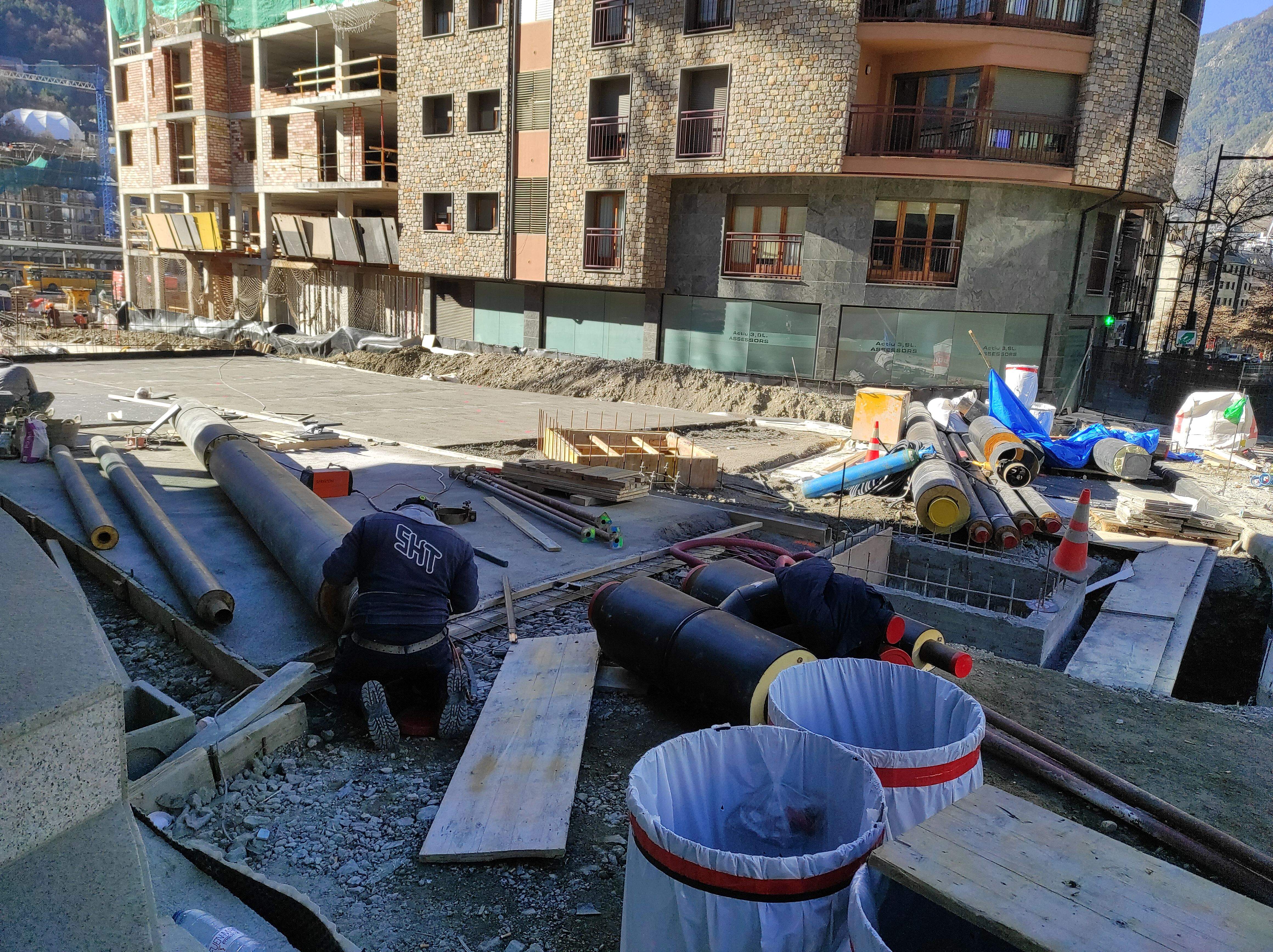 Operaris treballant a la zona.