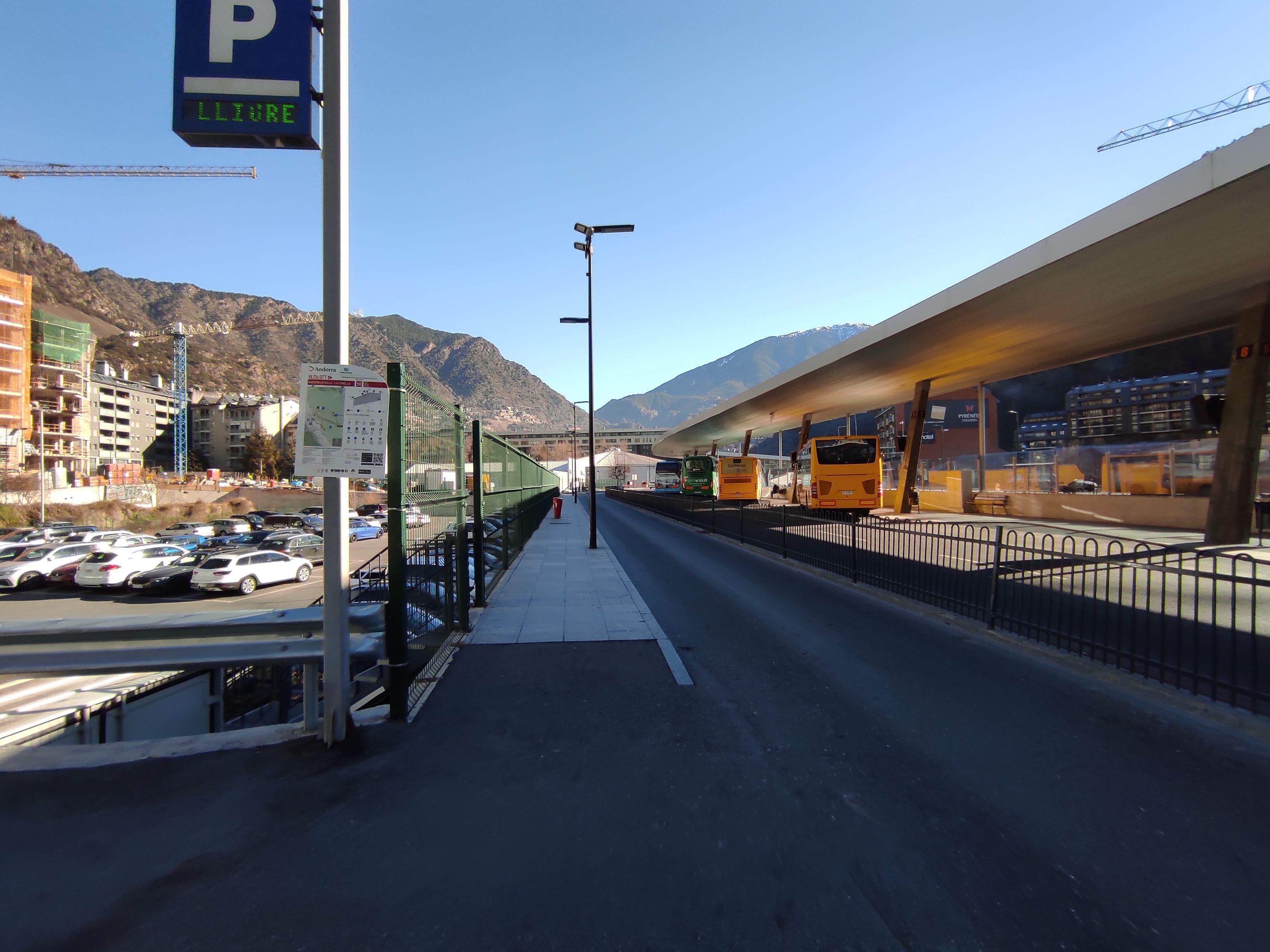 El vial no fa ni de bon tros els divuit metres que s'havien pactat. El vial no fa ni de bon tros els divuit metres que s'havien pactat.