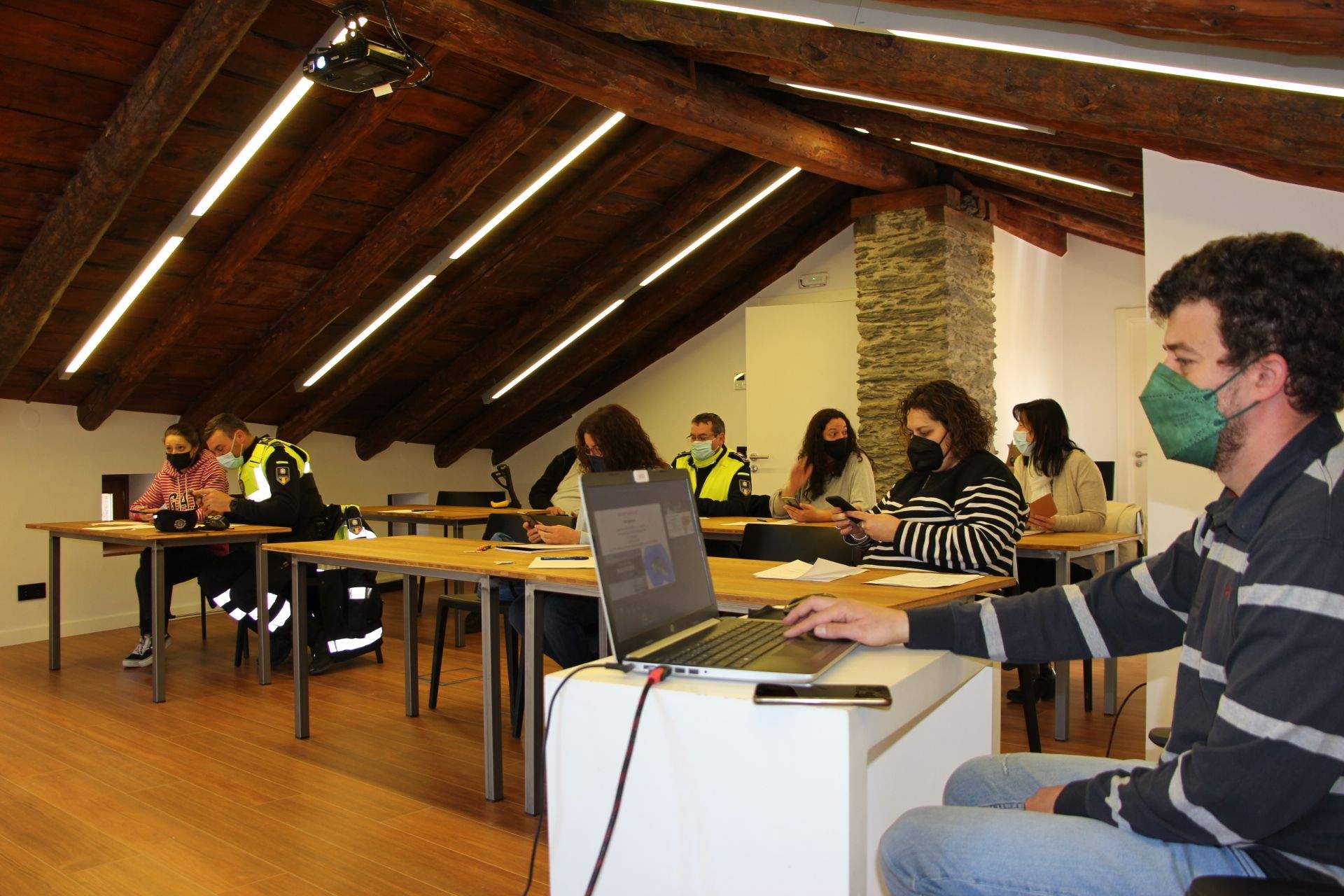 Una desena de persones han acudit al curs organitzat per Ordino.