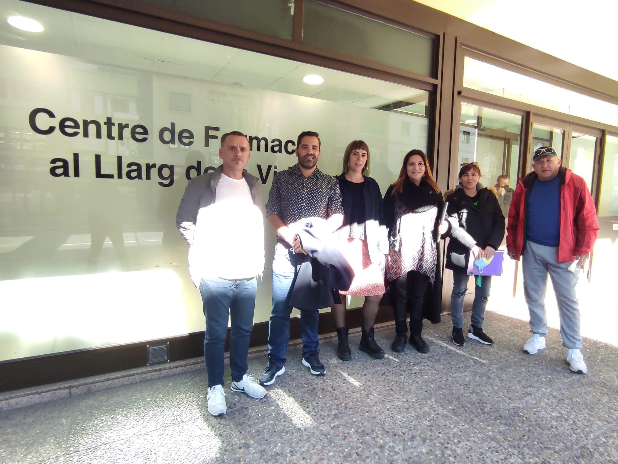 Els sis sindicalistes a la porta del Centre de Formació al Llarg de la Vida.