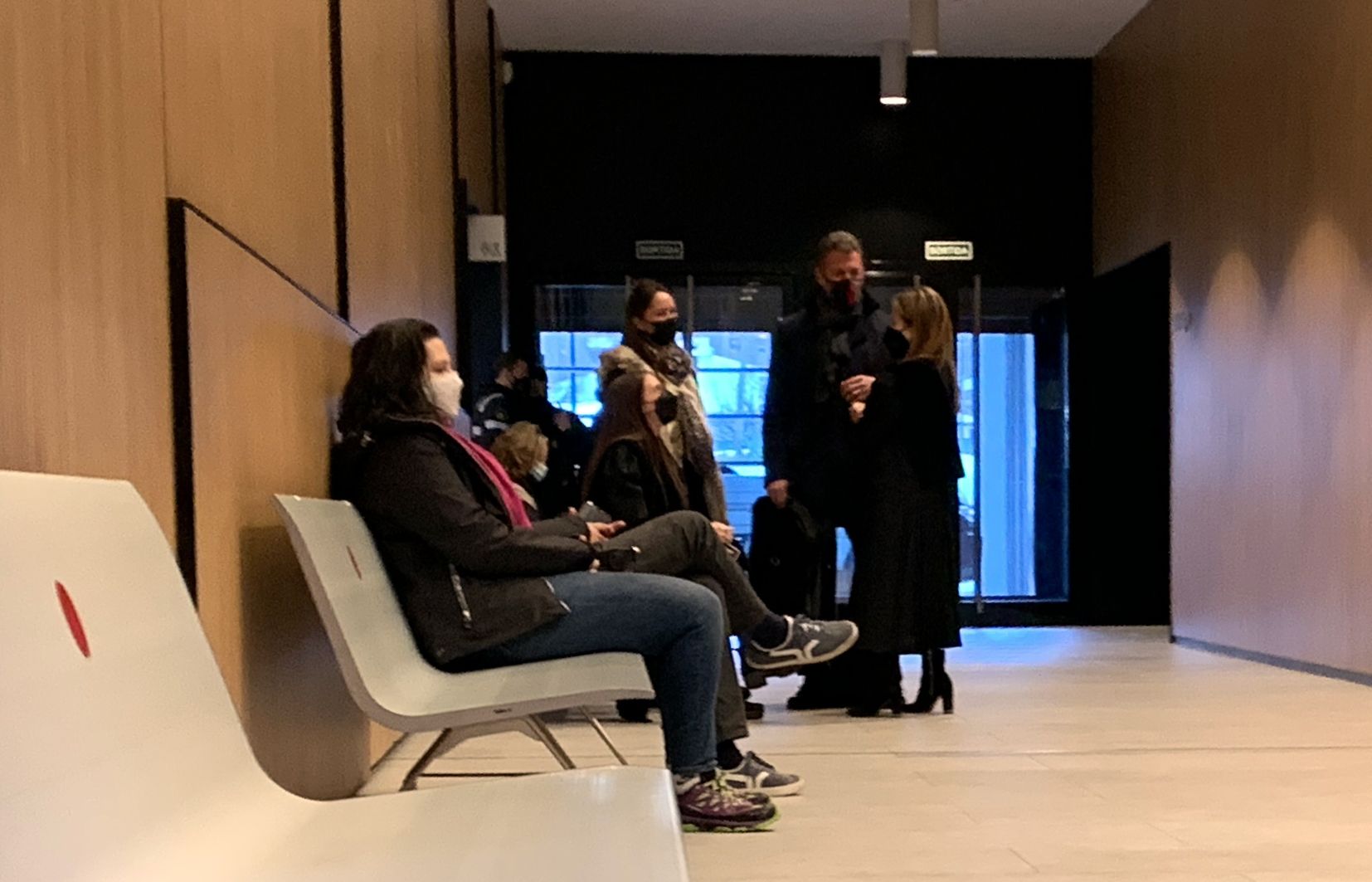 Les parts esperant per accedir a la vista, que s'ha celebrat a porta tancada. Les parts esperant per accedir a la vista, que s'ha celebrat a porta tancada.