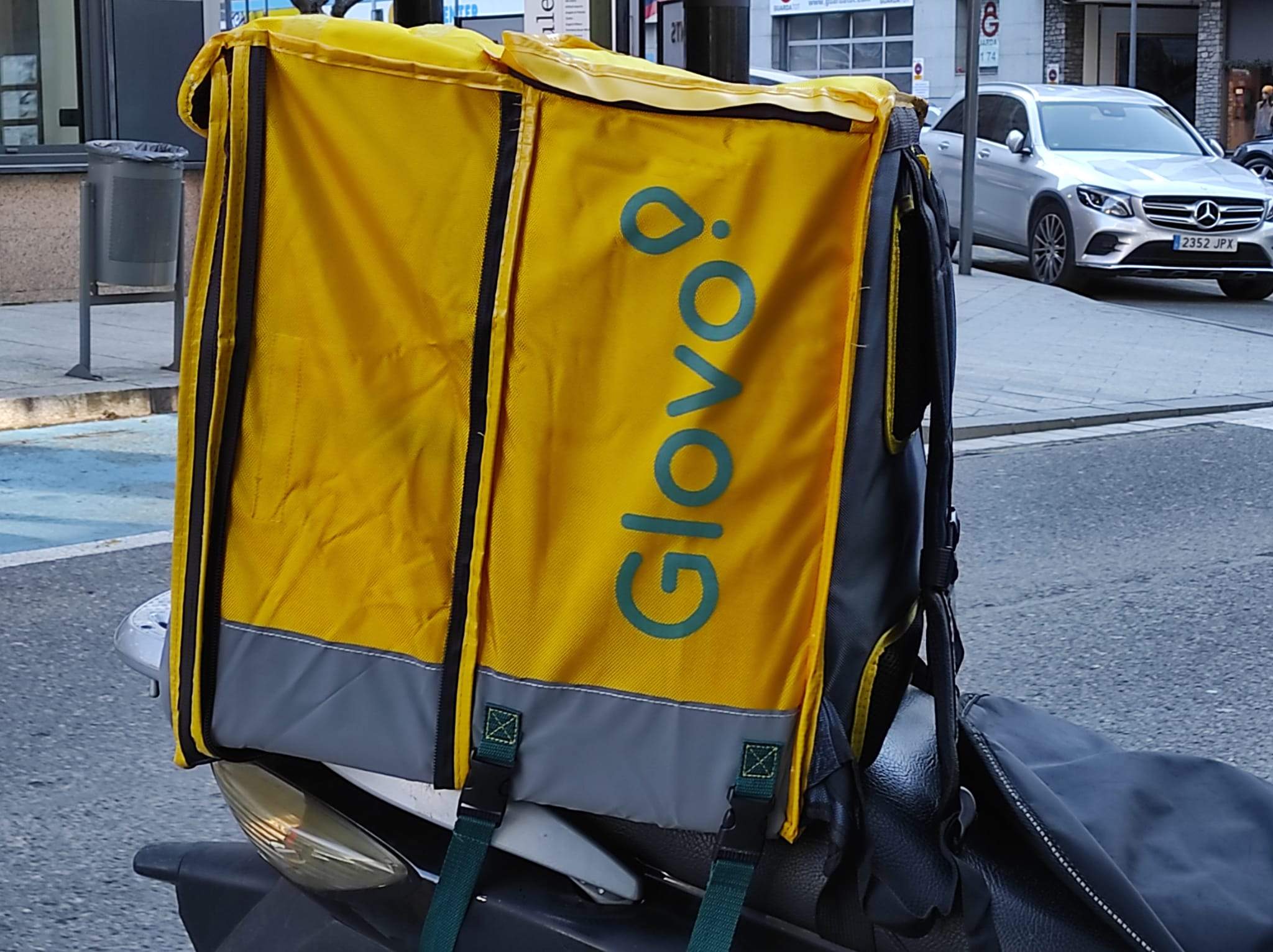 Una caixa de Glovo.