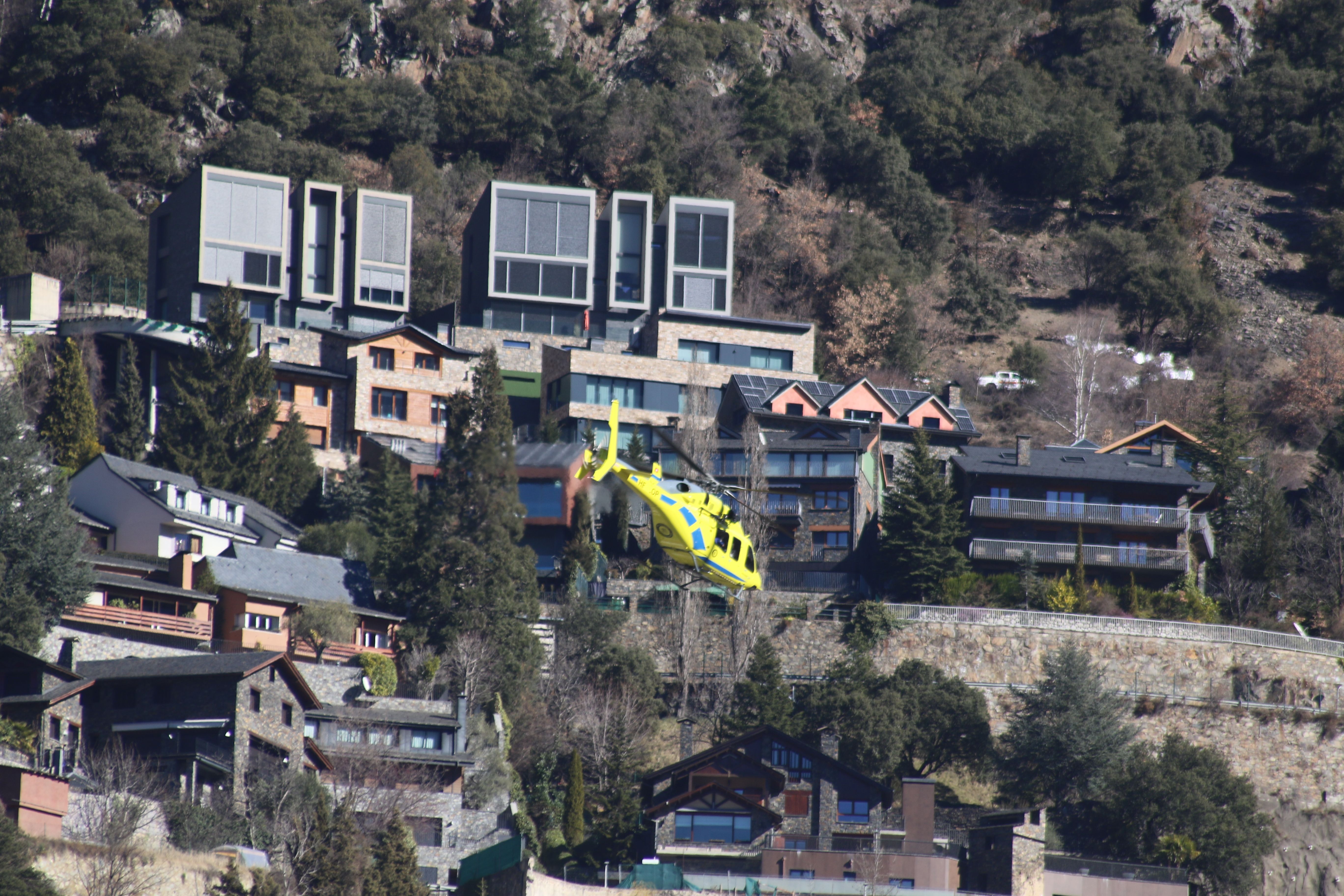 L'helicòpter d'Heliand sobrevolant la vall central aquest divendres. L'helicòpter d'Heliand sobrevolant la vall central aquest divendres.